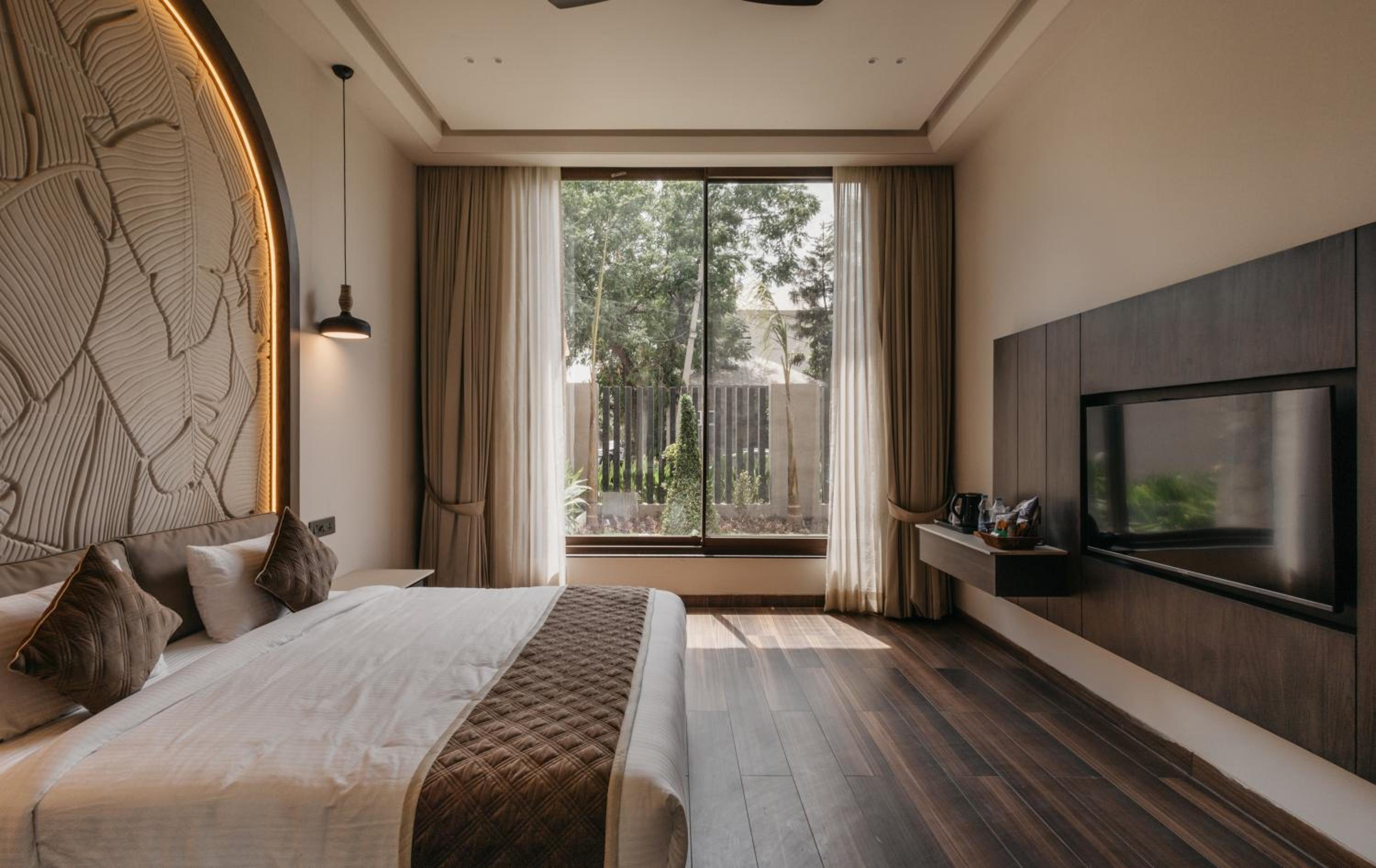 Suite with Hot Tub - Photo 9