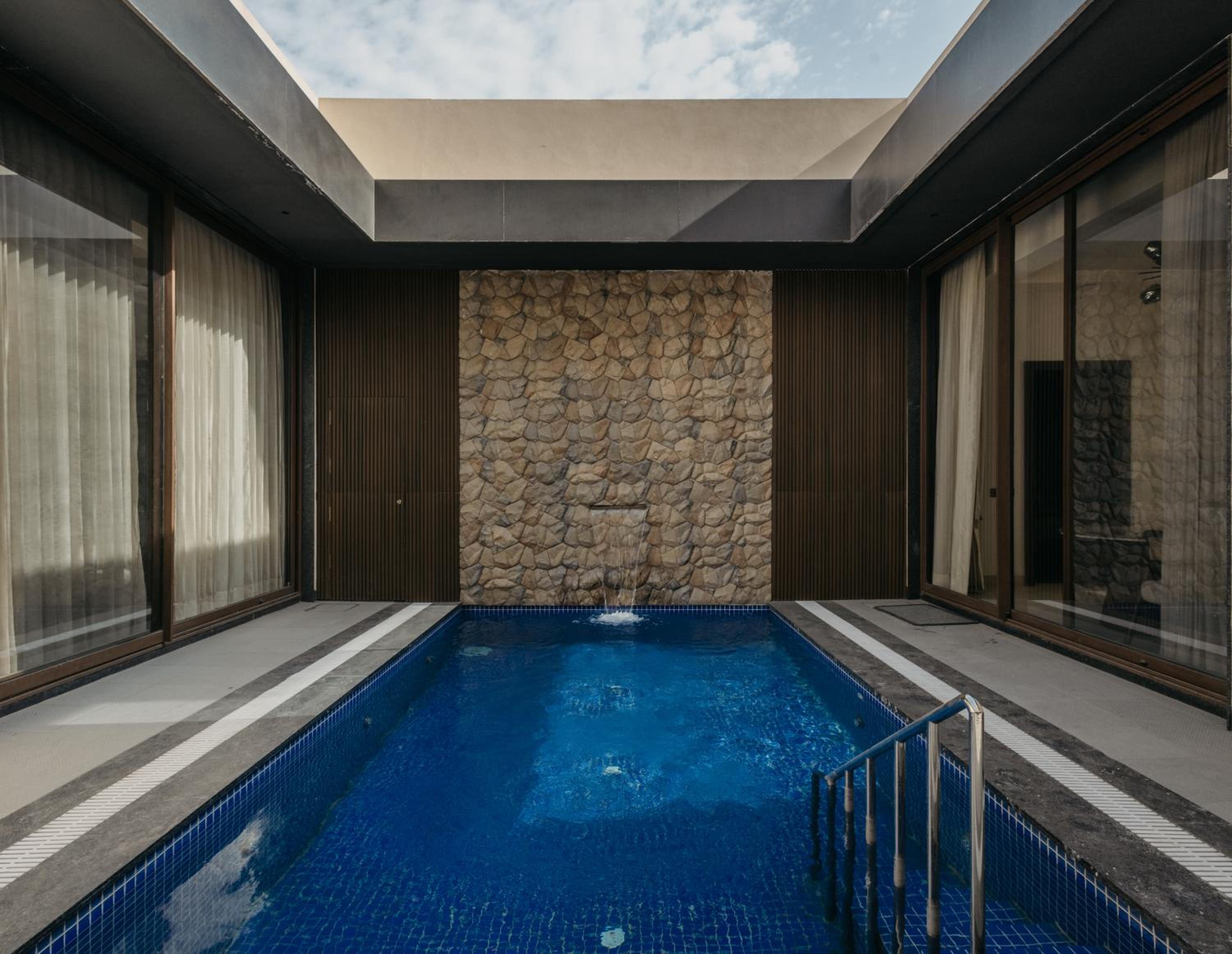 Suite with Hot Tub - Photo 17