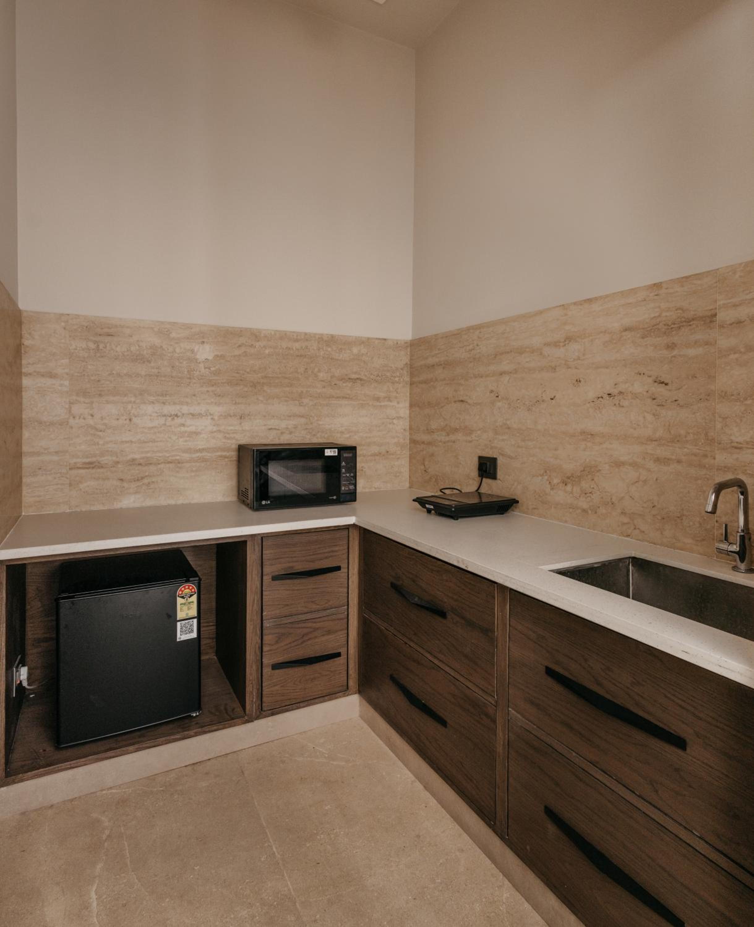 Suite with Hot Tub - Photo 6