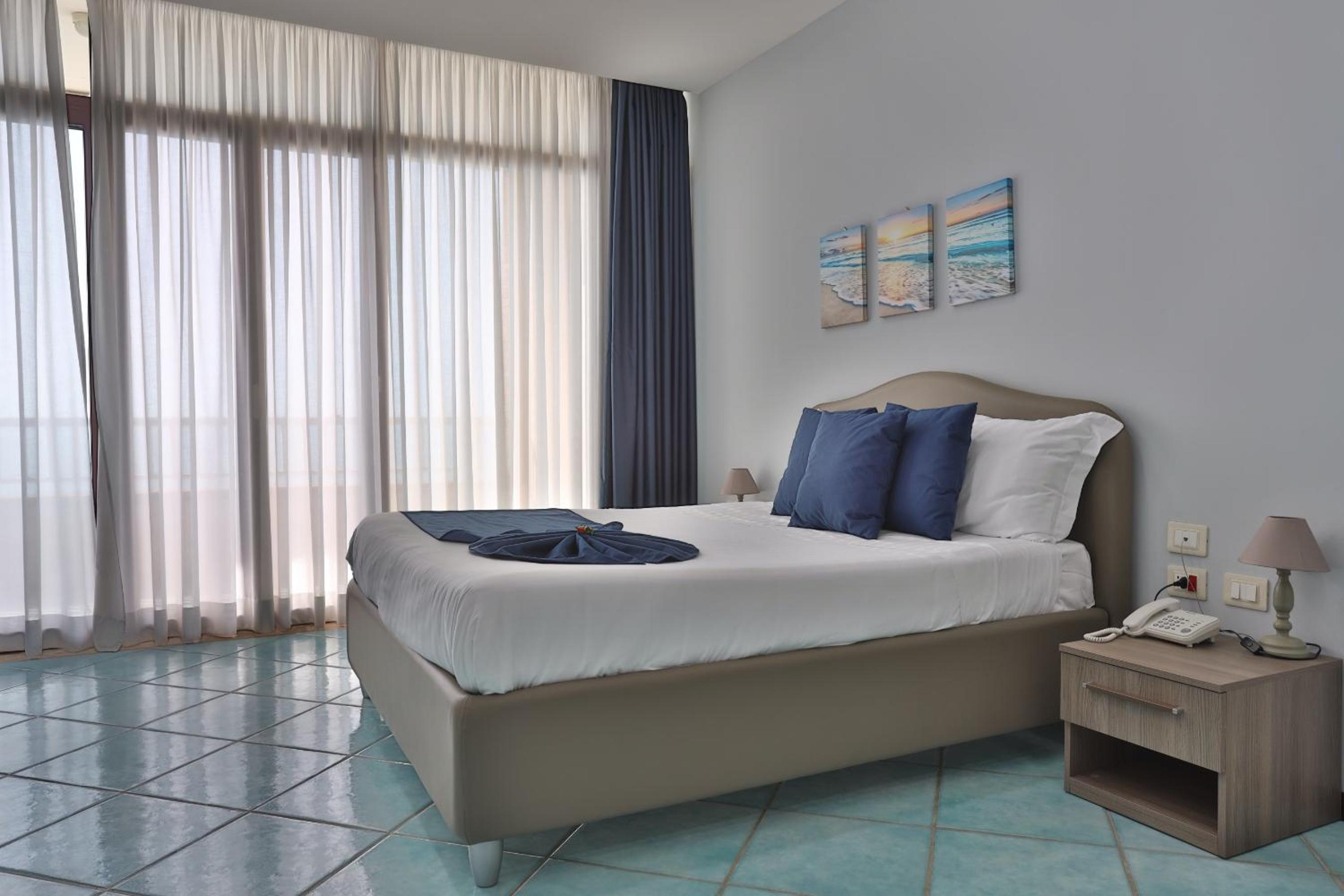 Double or Twin Room with Sea View photo 1