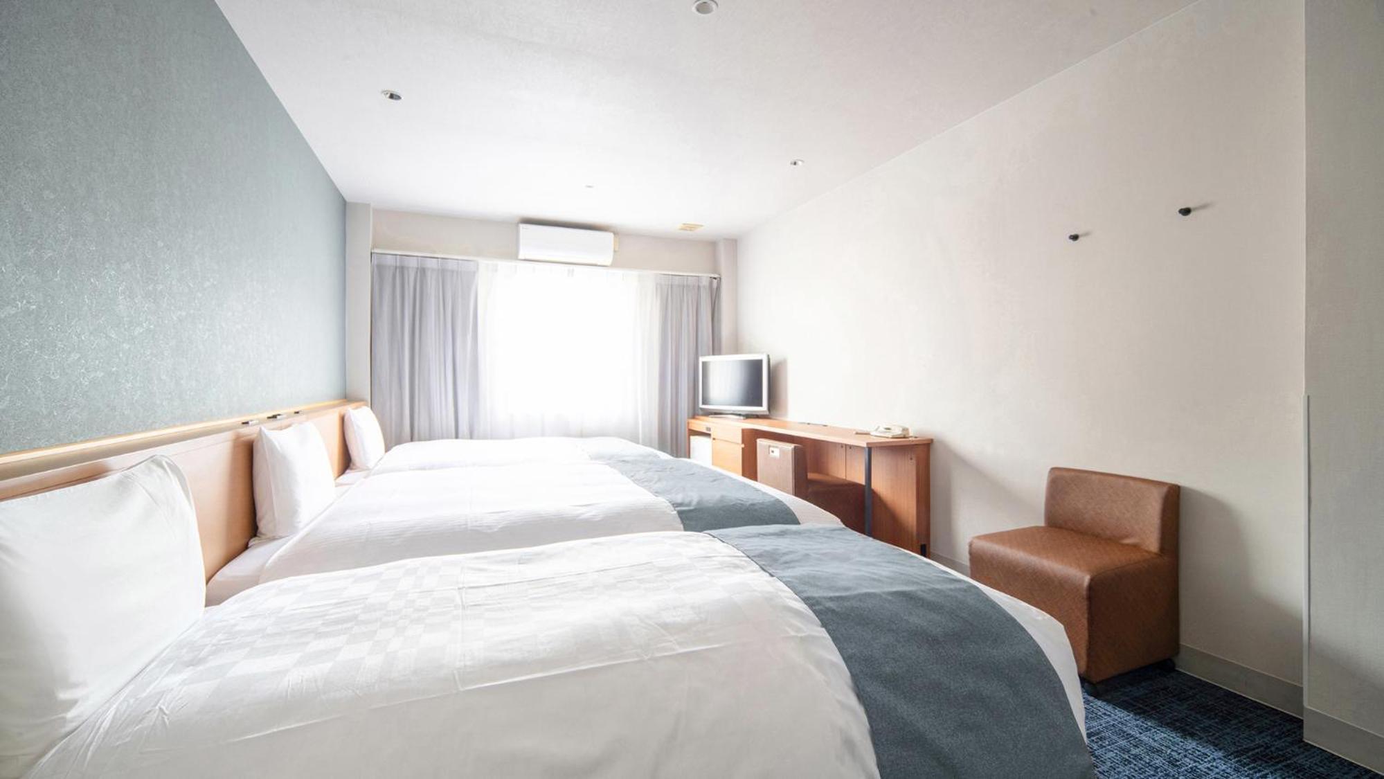 Twin Room with Extra Bed - Non-Smoking photo 2
