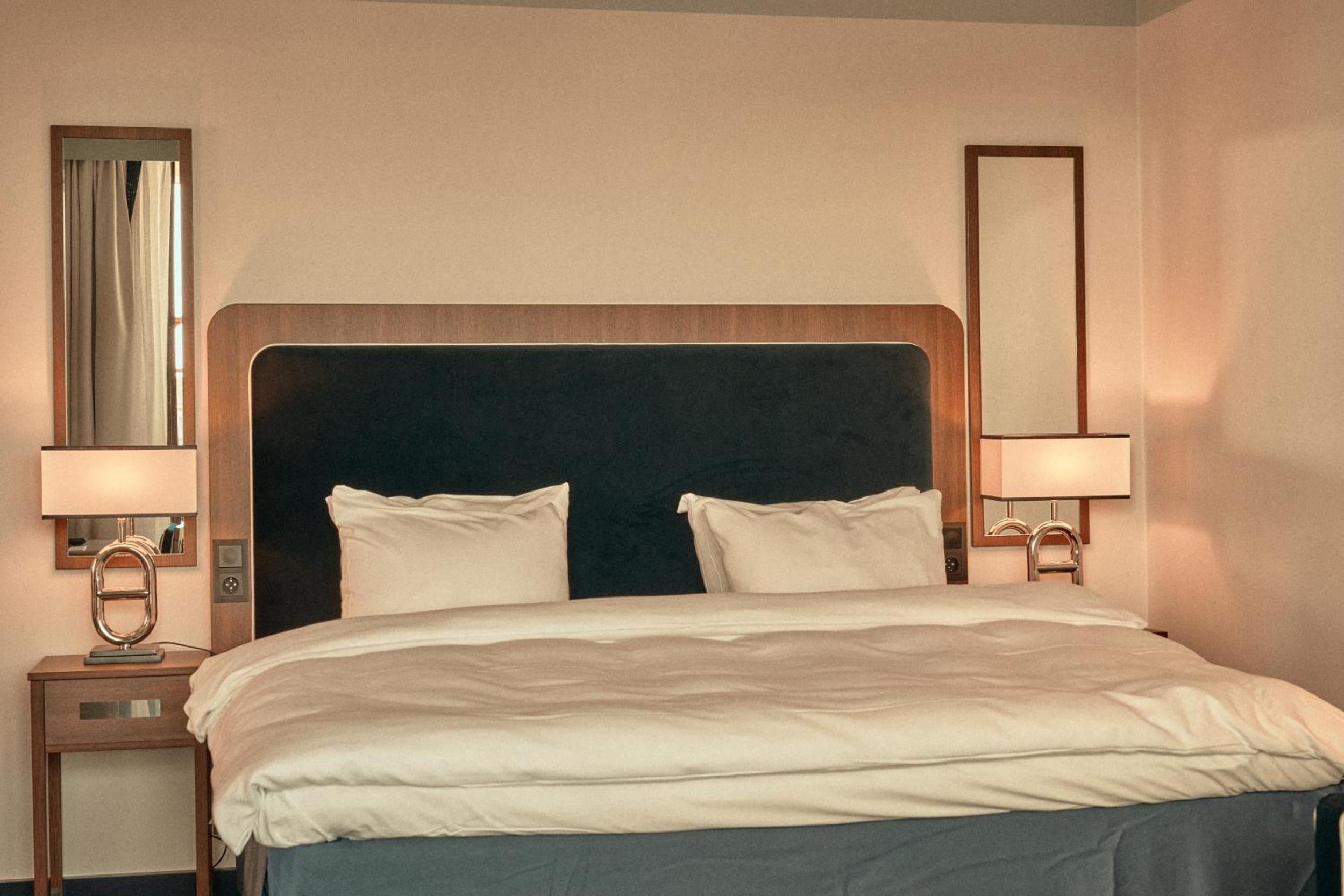 Executive Room with Balcony - Photo 3