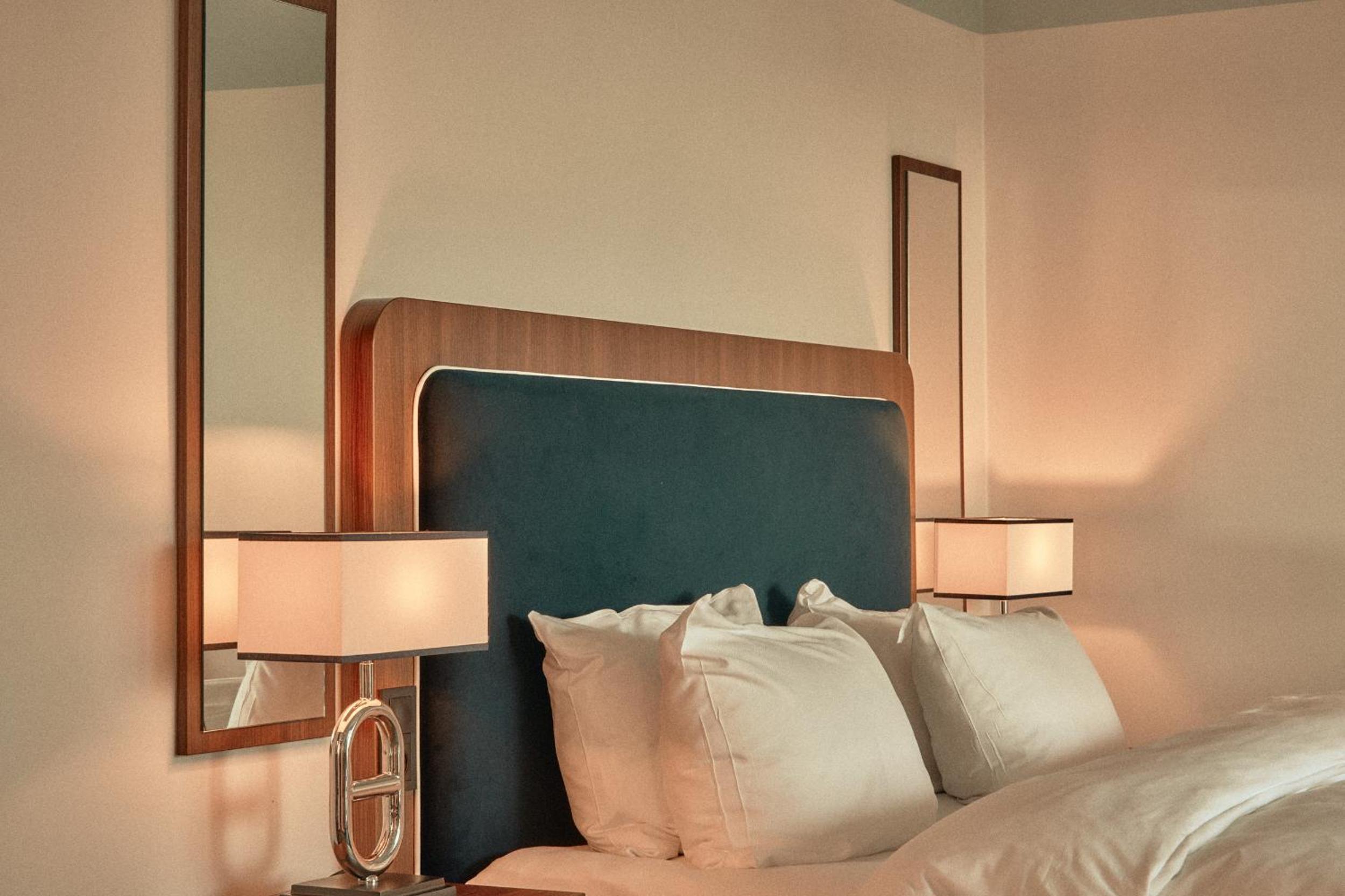 Executive Room with Balcony - Photo 6
