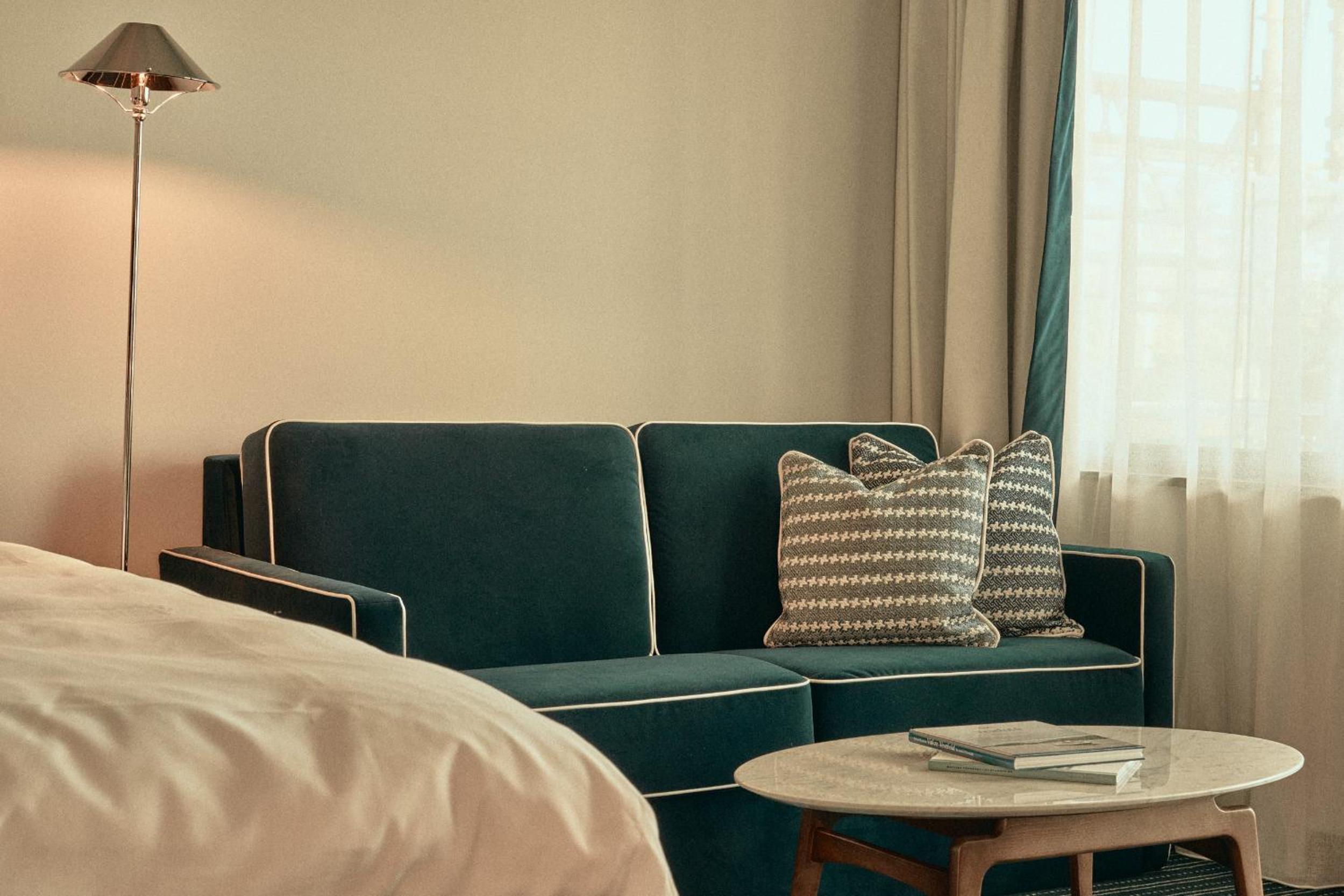 Executive Room with Balcony - Photo 4