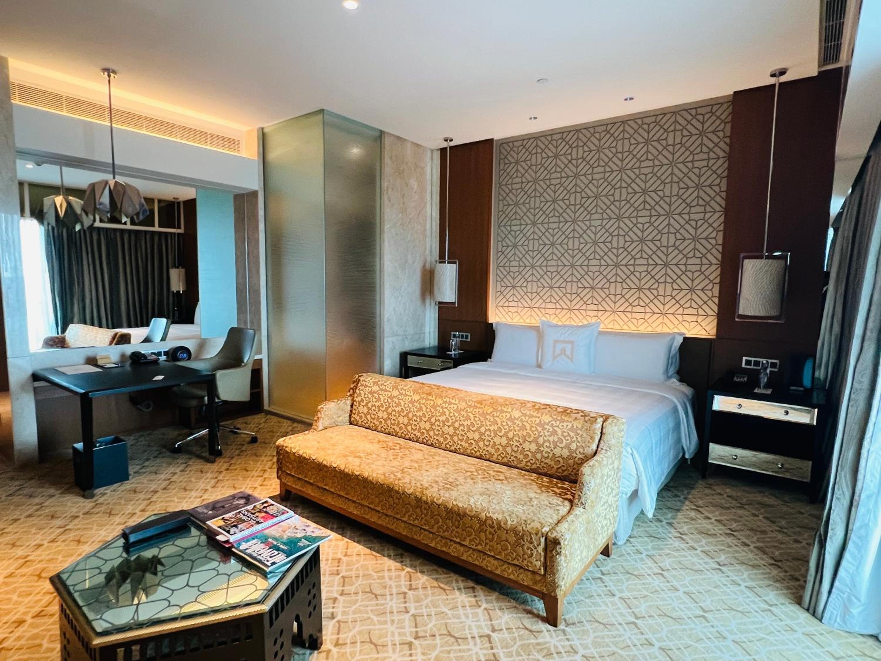 Towers Exclusive, Club lounge access, Guest room, City view