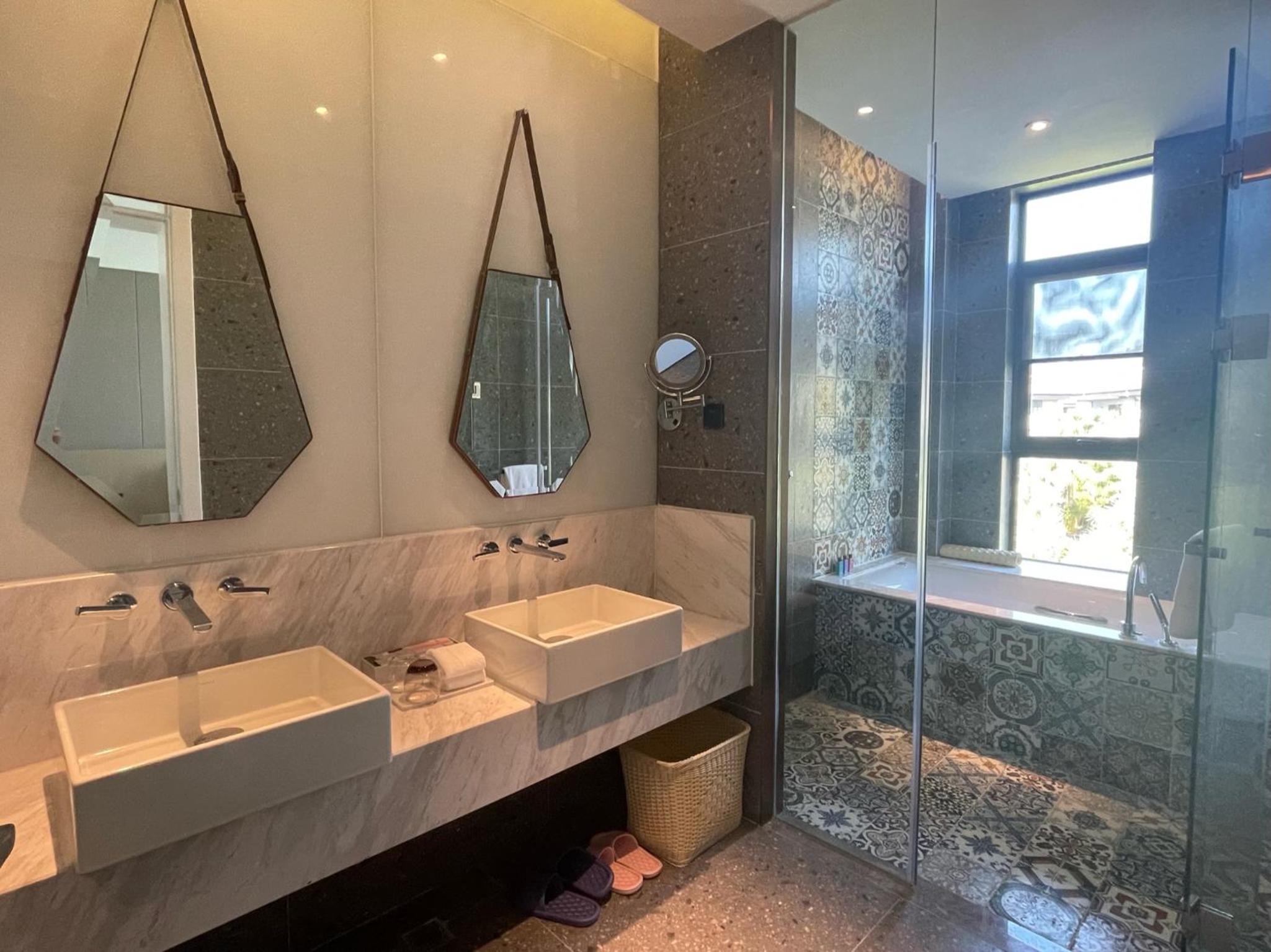 Twin Room With Bath photo 3