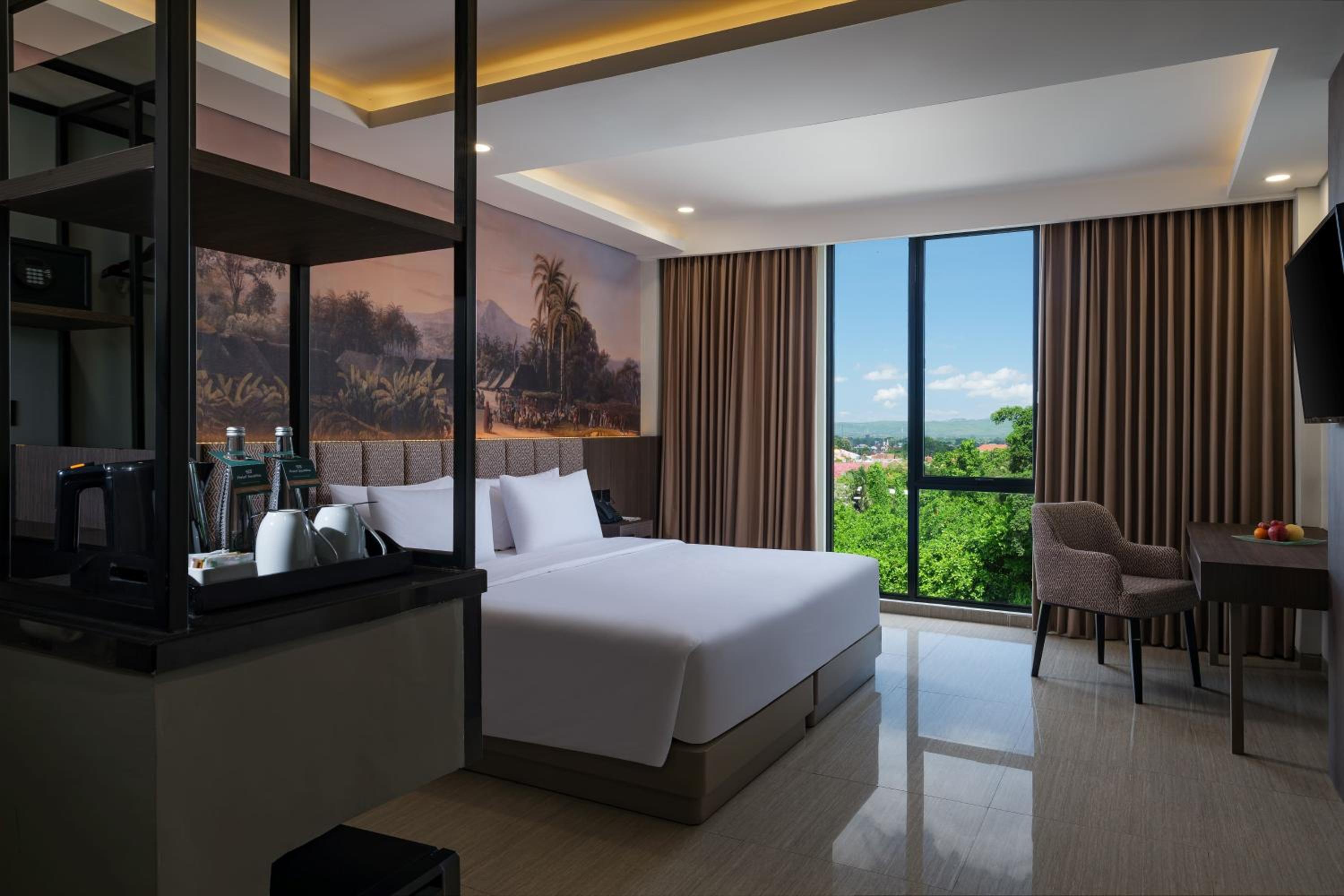 Executive Room Hollywood - Photo 2