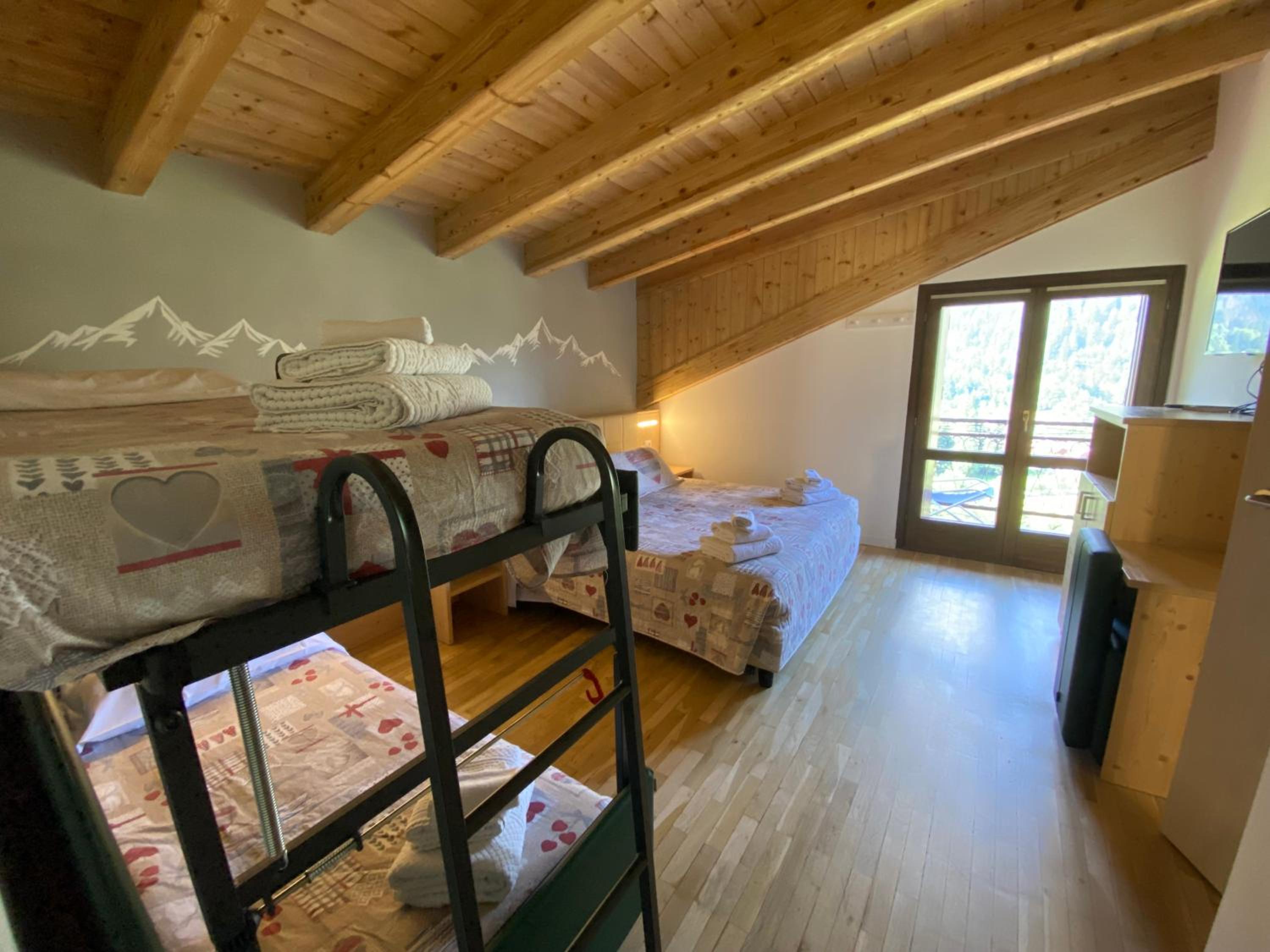 Quadruple Room with Mountain View photo 2