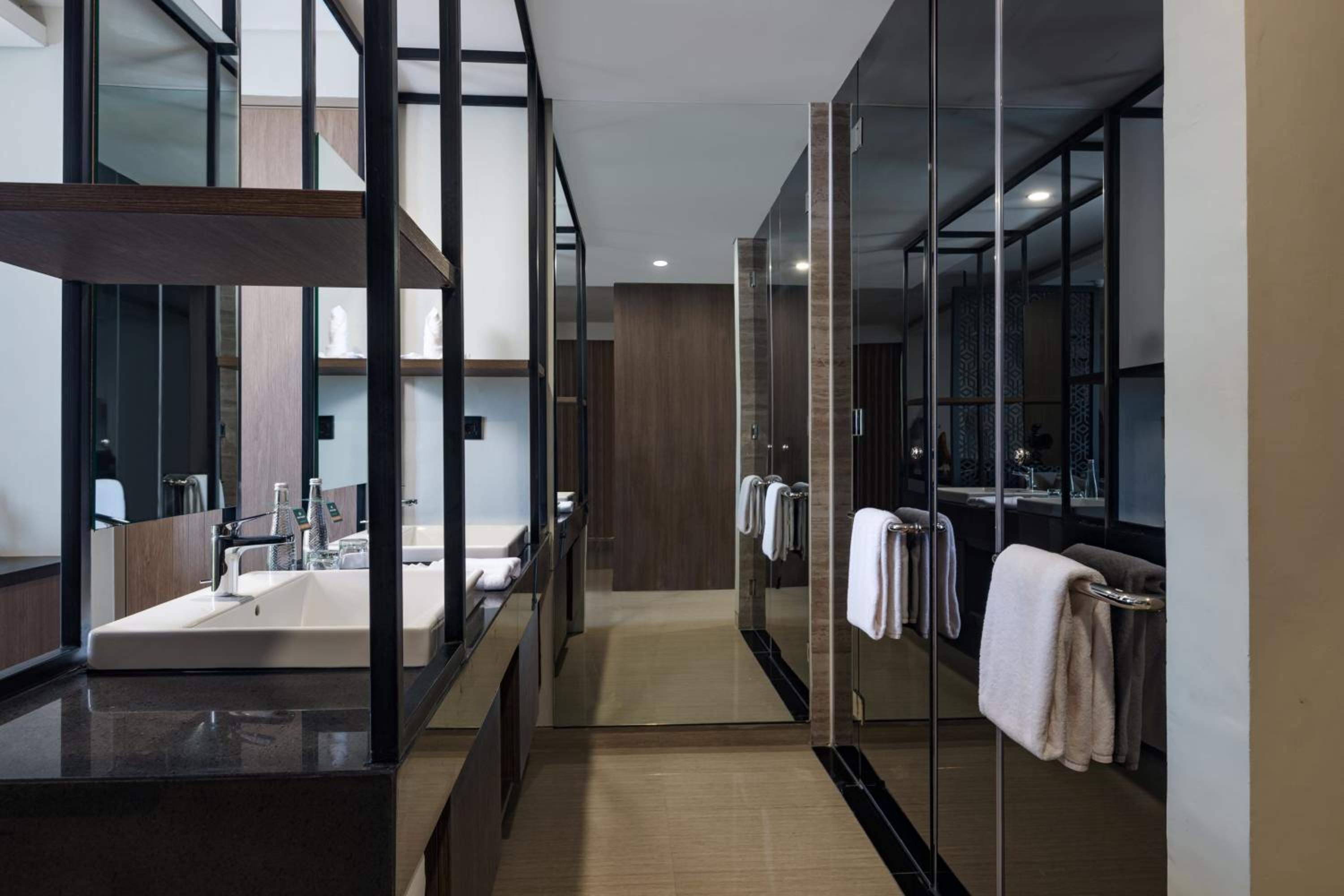 Suite - Photo 2