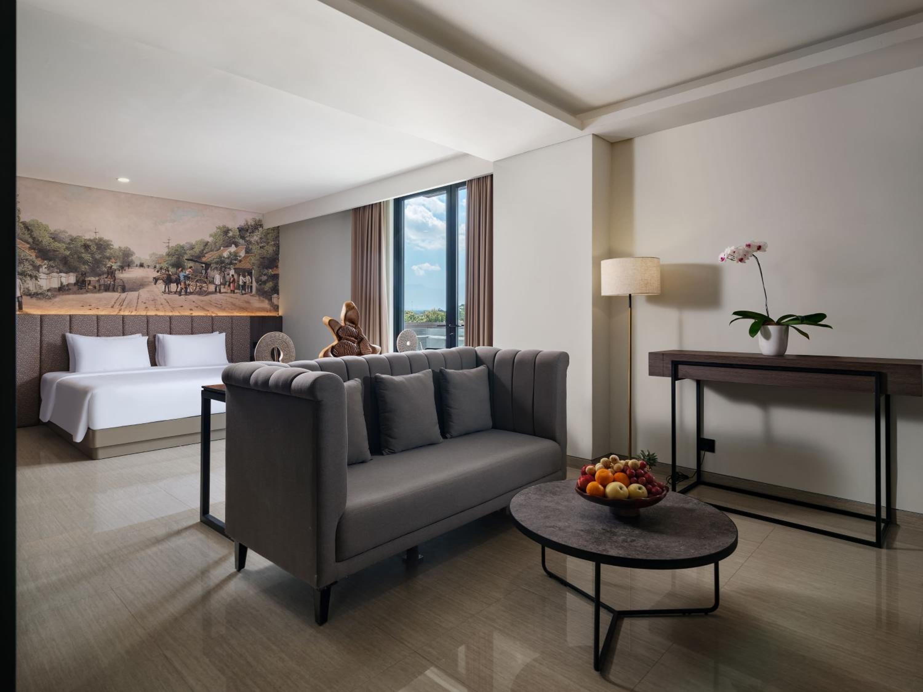 Suite - Photo 1