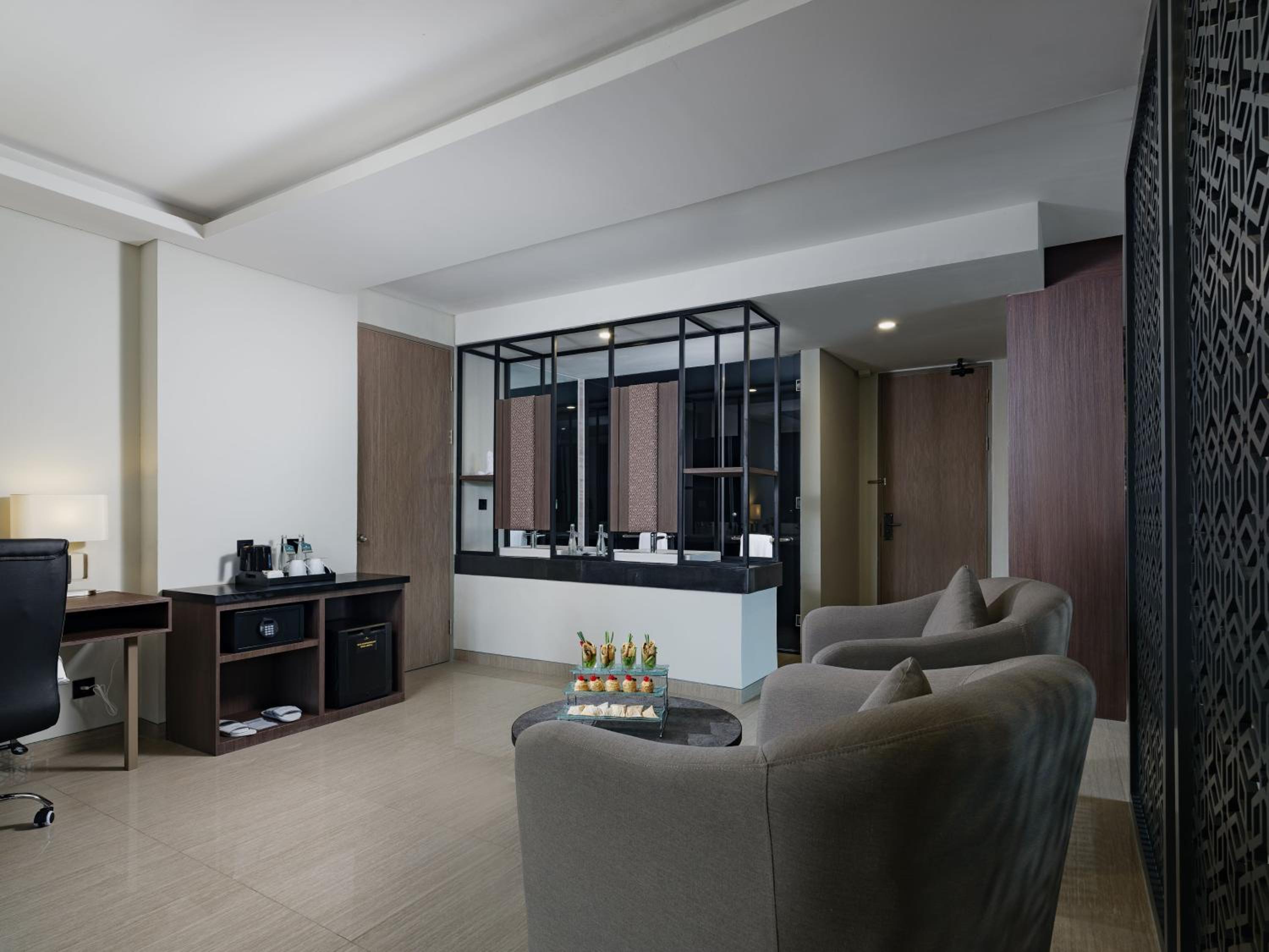 Suite - Photo 3