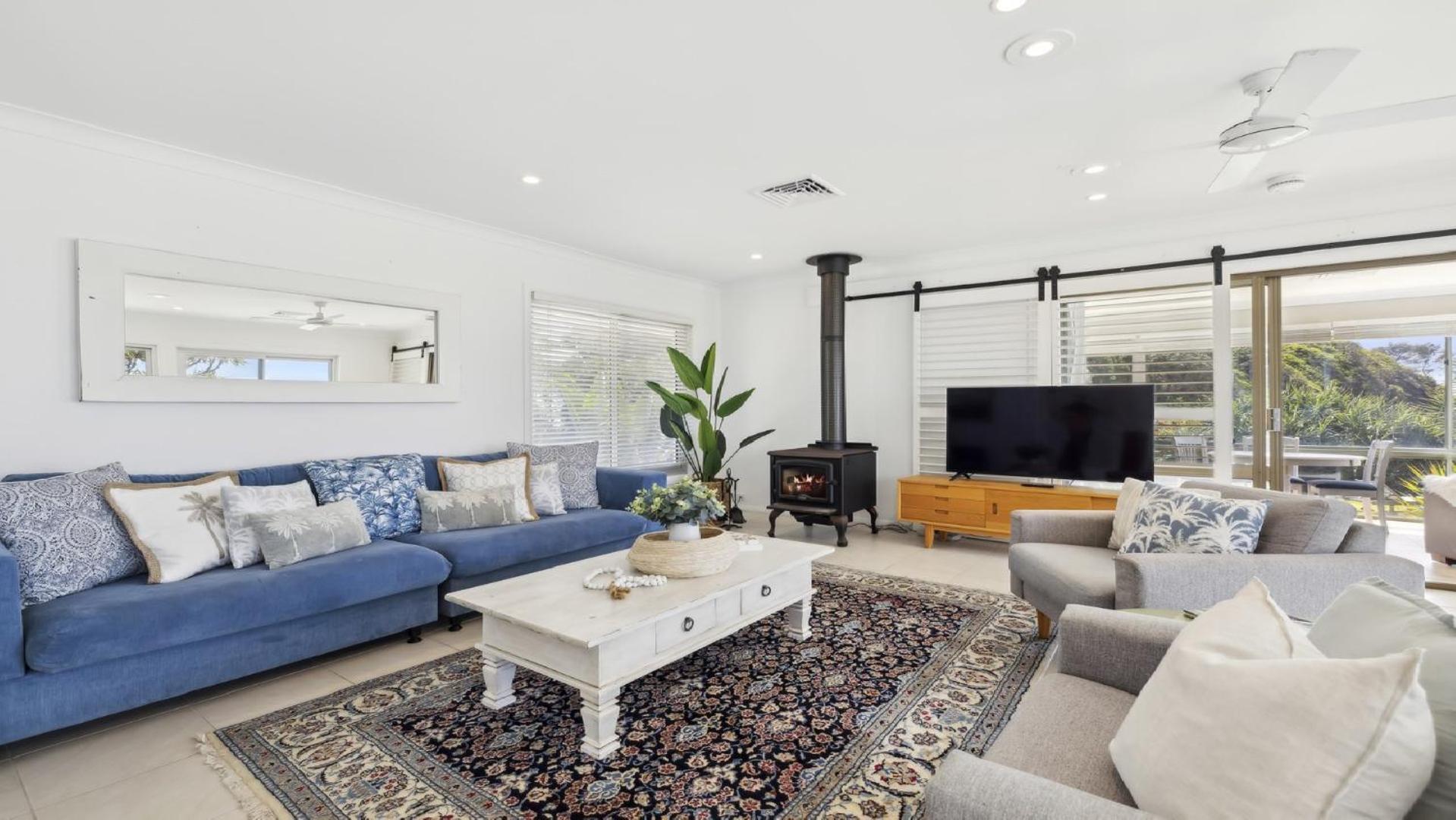 Five-Bedroom House photo 2