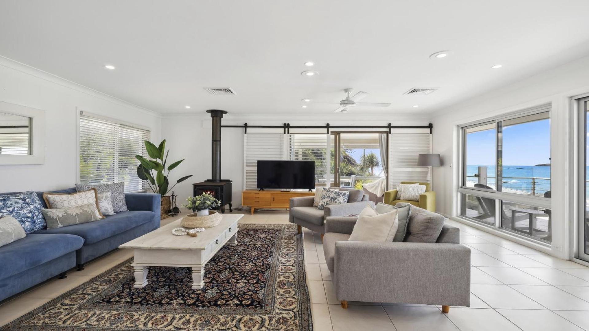 Five-Bedroom House photo 1