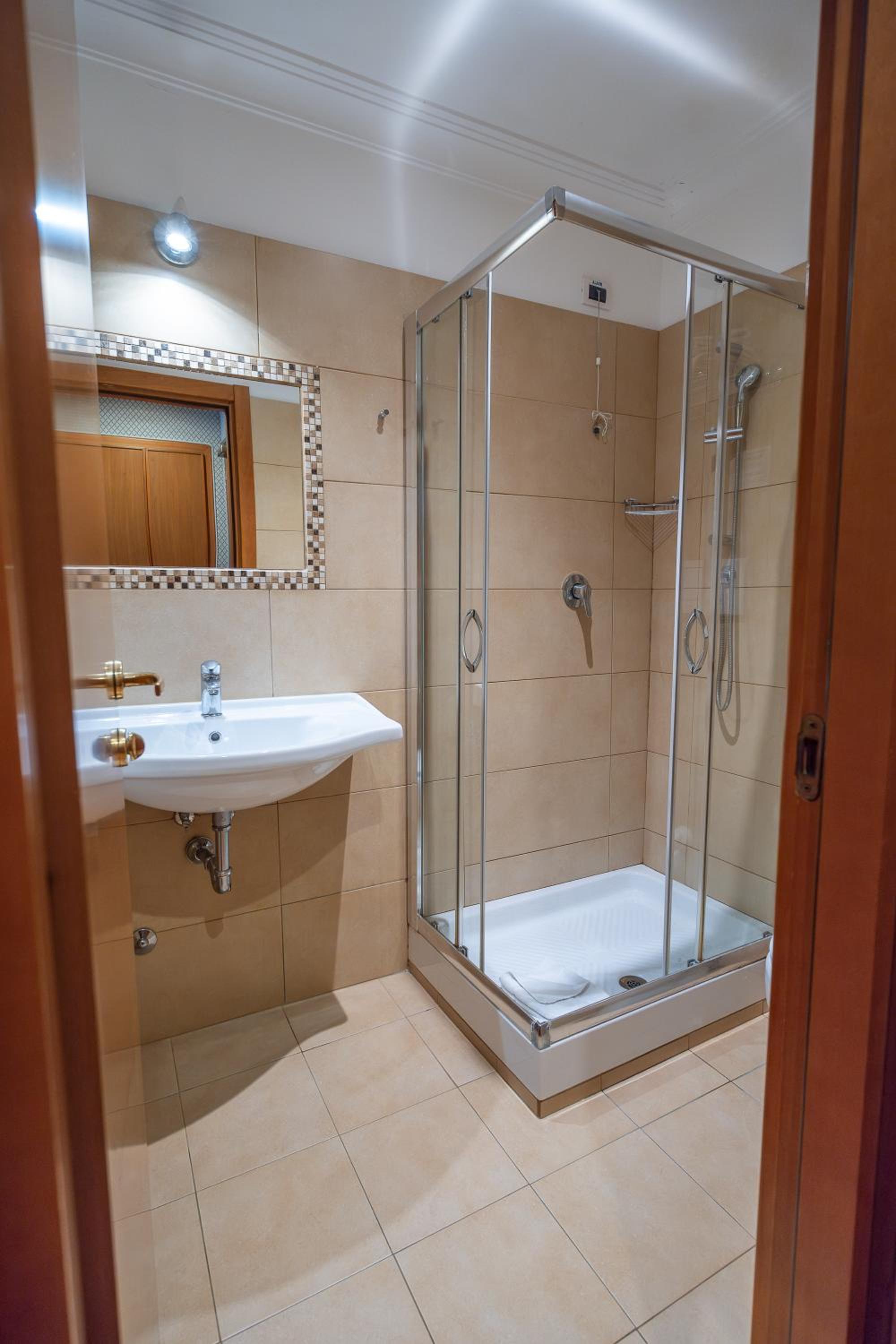 Double Room thumbnail 5