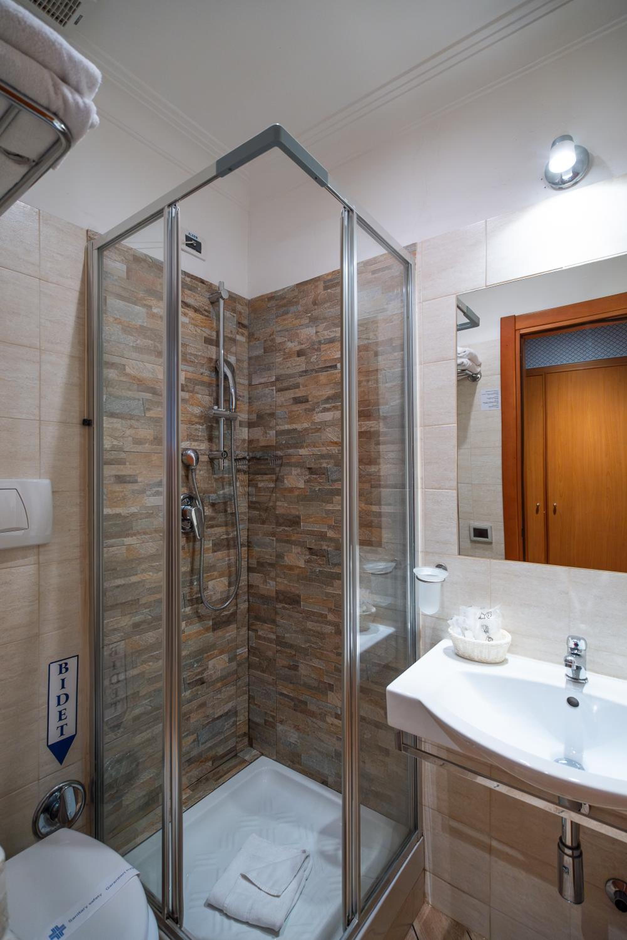 Double Room thumbnail 6