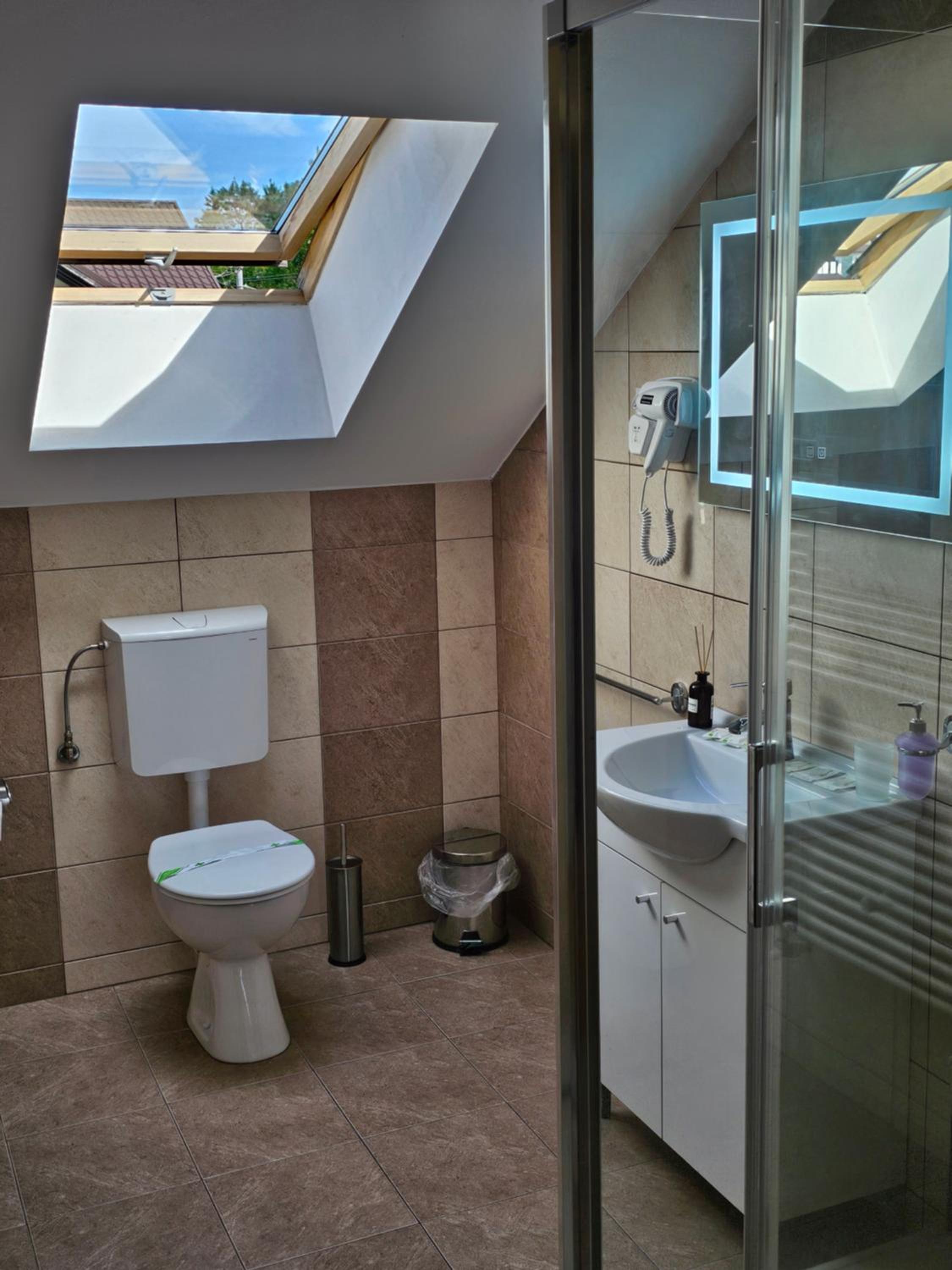 Deluxe Double Room with Balcony - Photo 4