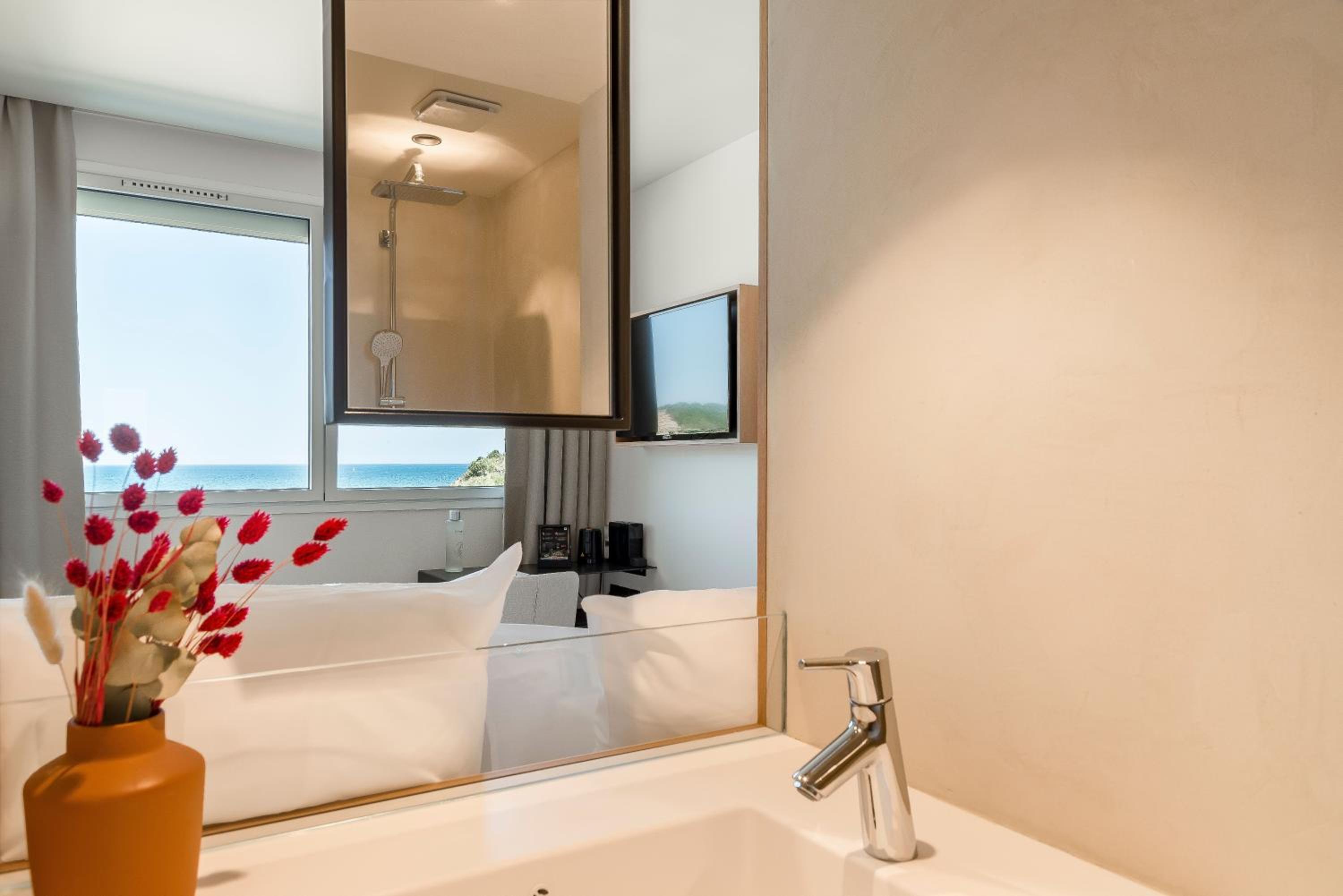 Comfort Room with Sea View - Photo 3