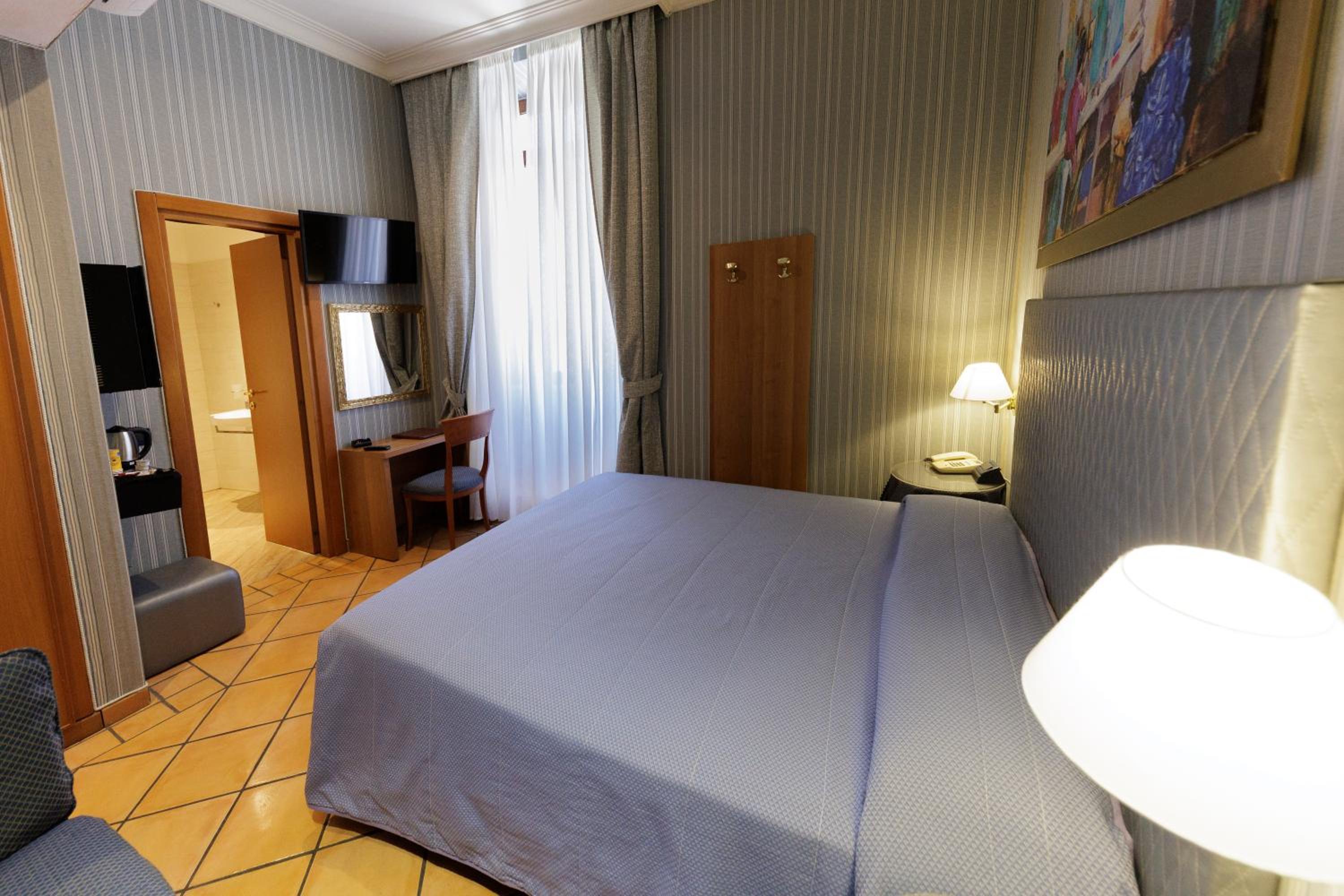 Triple Room thumbnail 5