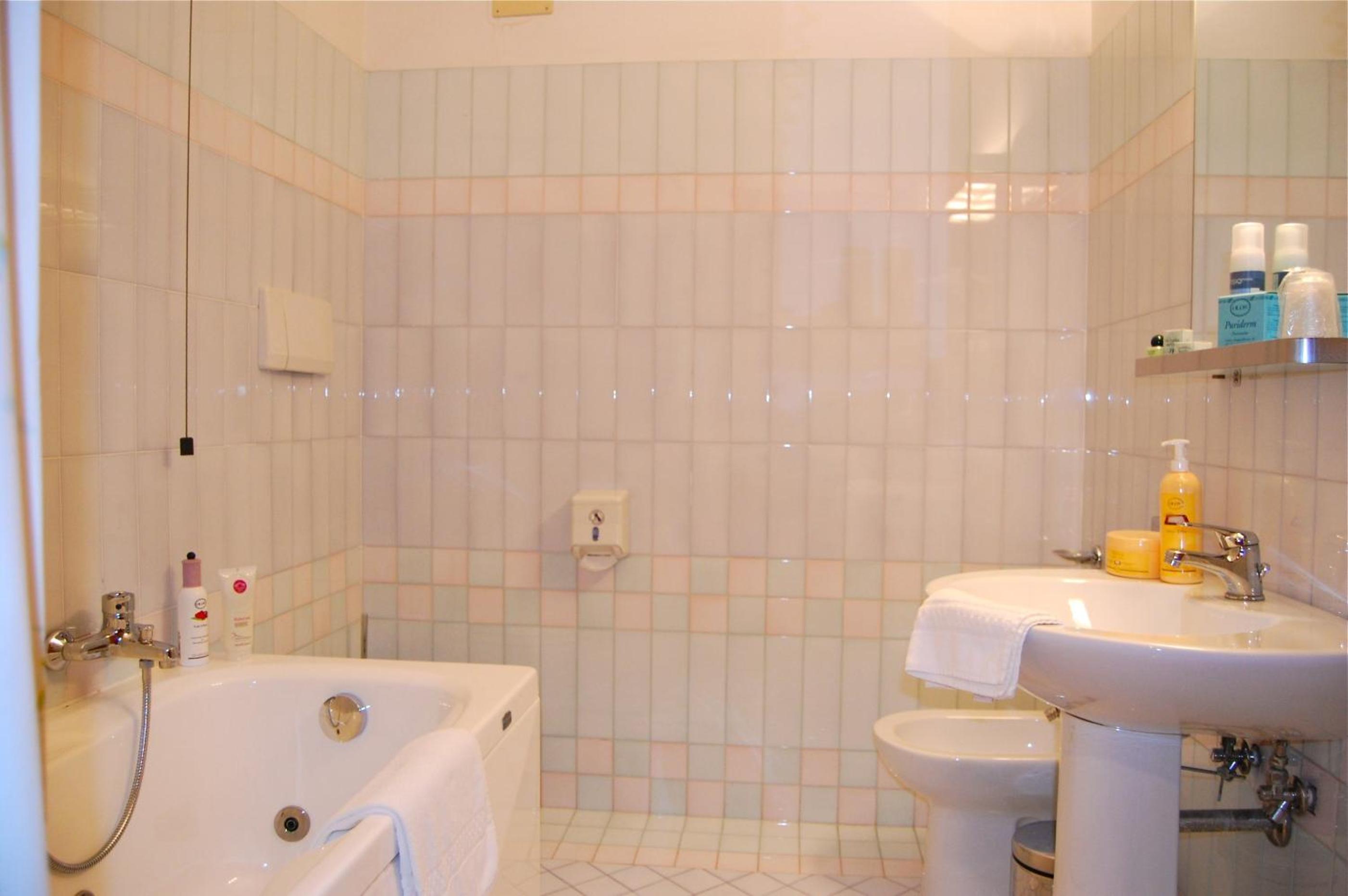 Large Double Room - Photo 8