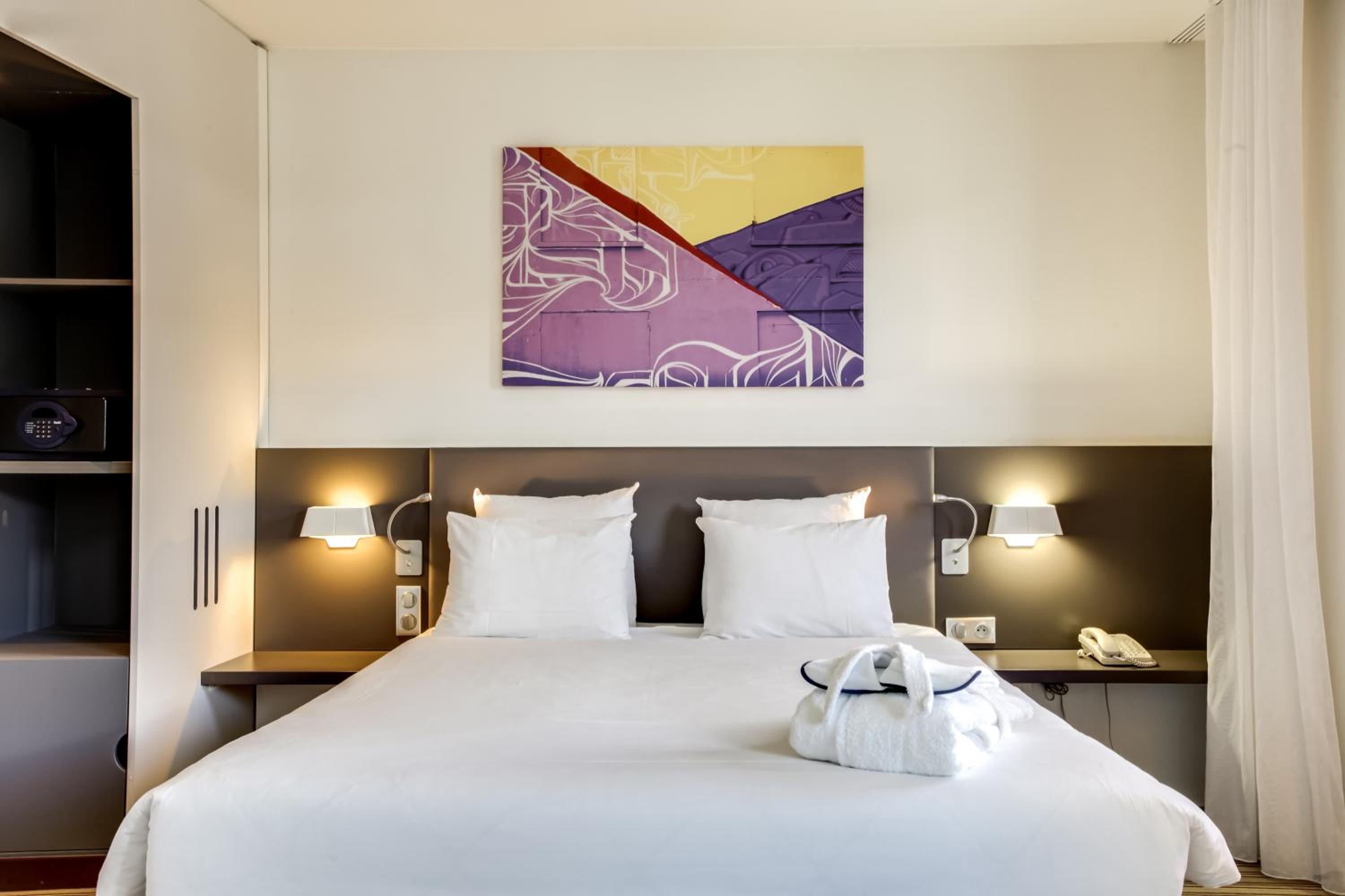 Executive Suite with One Double Bed and One Single Sofa Bed  photo 3