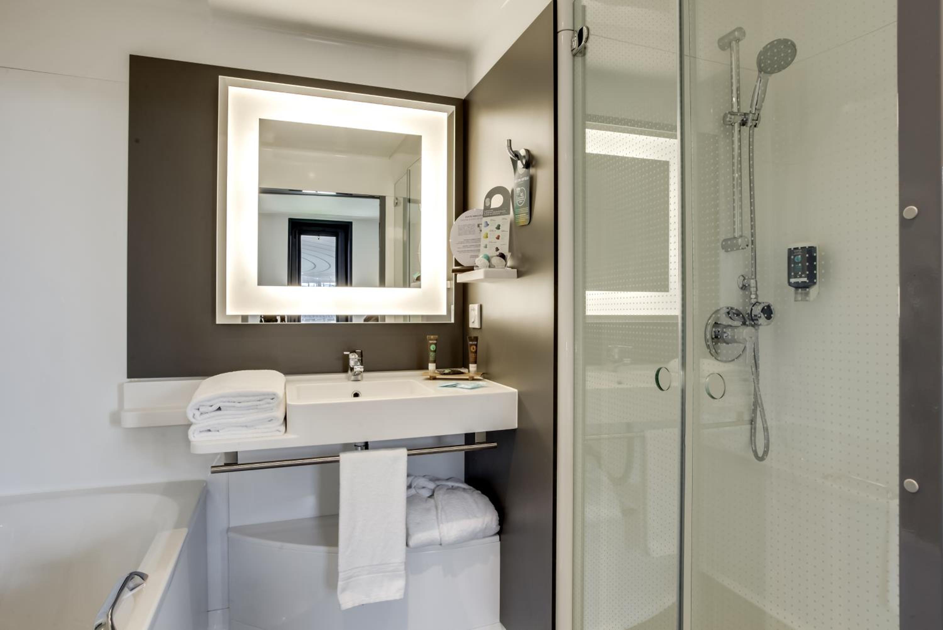 Executive Suite with One Double Bed and One Single Sofa Bed  photo 2
