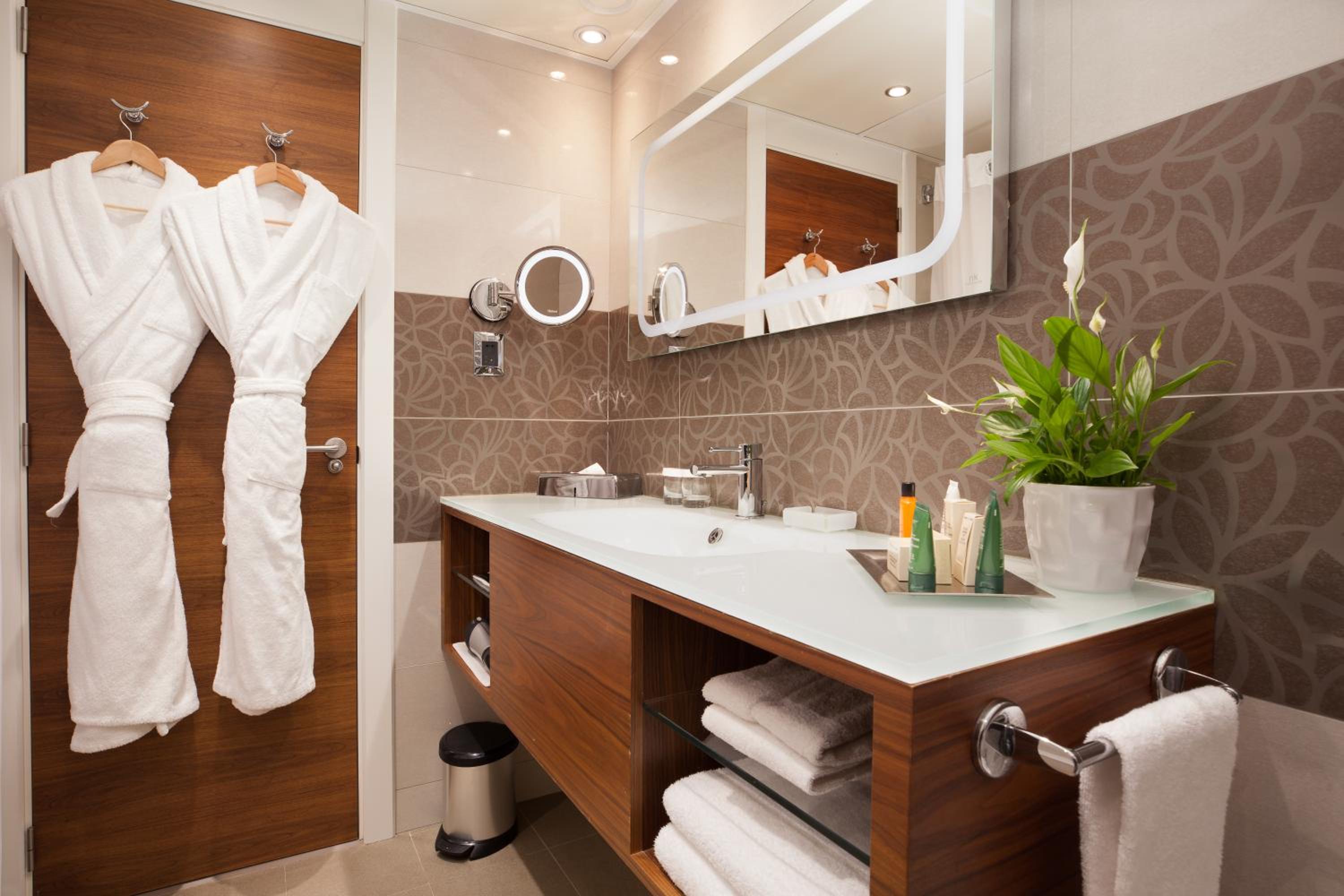 One-Bedroom Executive King Suite with Lounge Access thumbnail 5