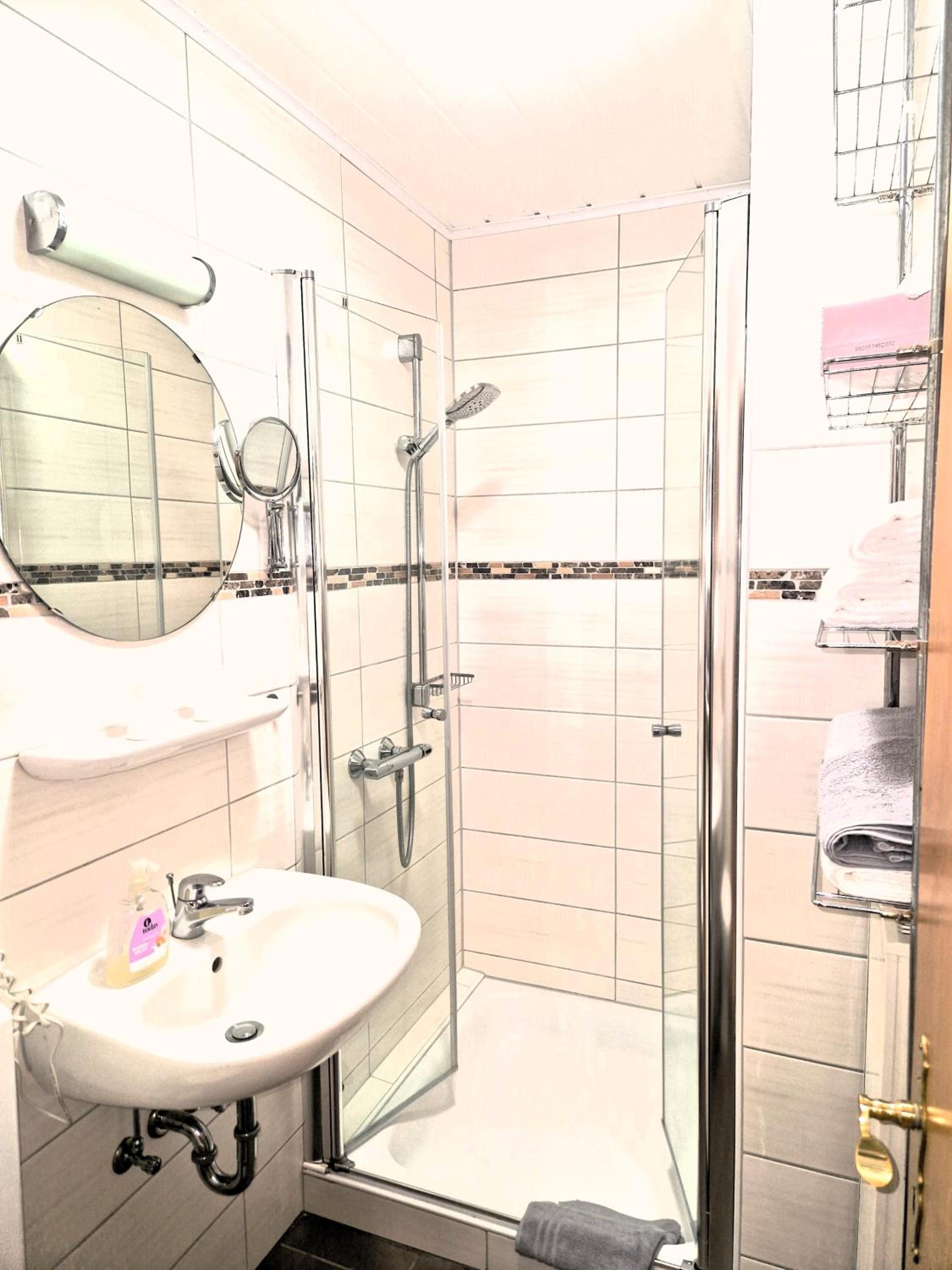 Two-Bedroom Holiday Apartment - Photo 7