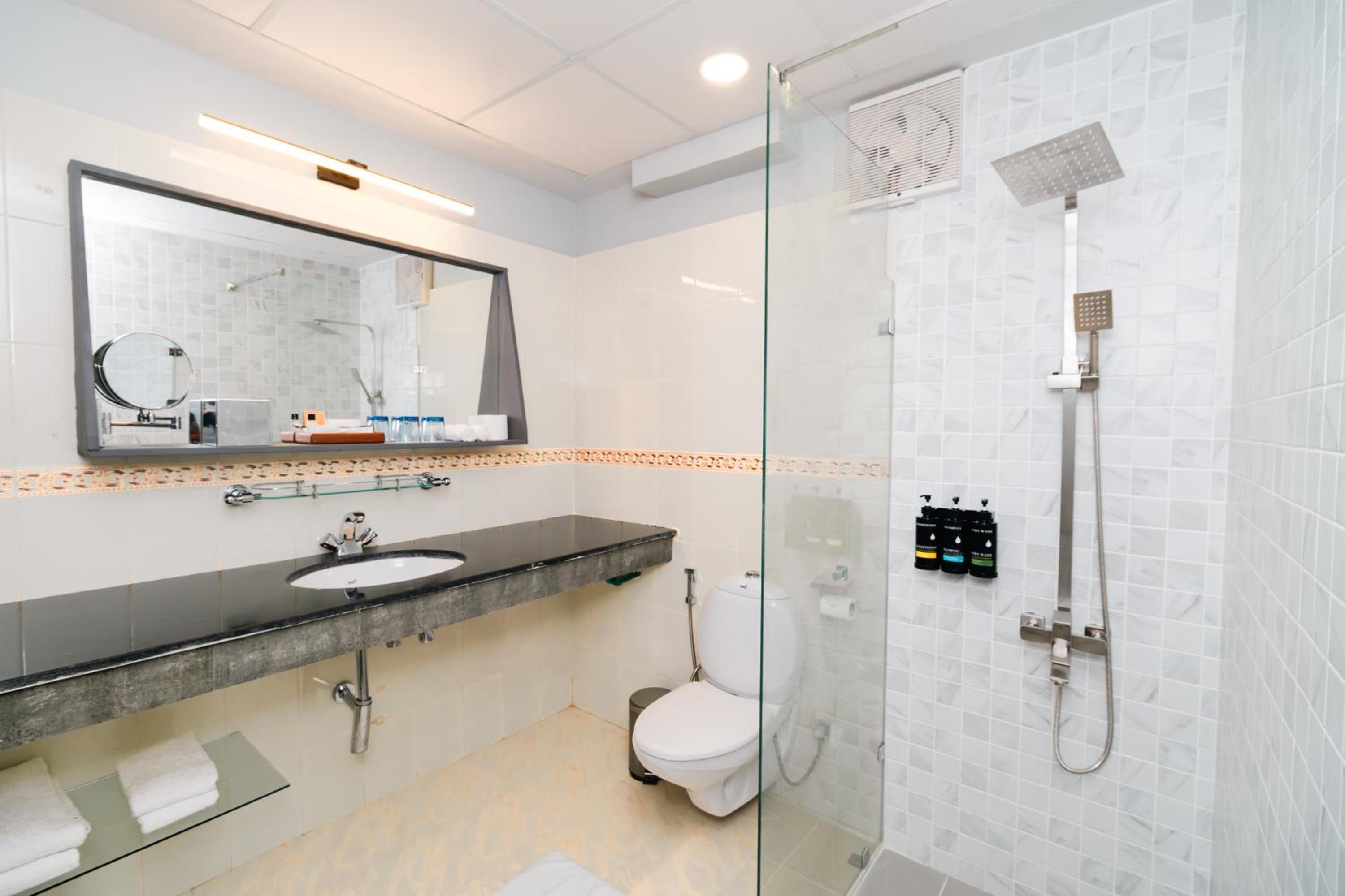 Deluxe Room (Free Return Airport Transfer & 10% discount on Food & Beverage) - Photo 5