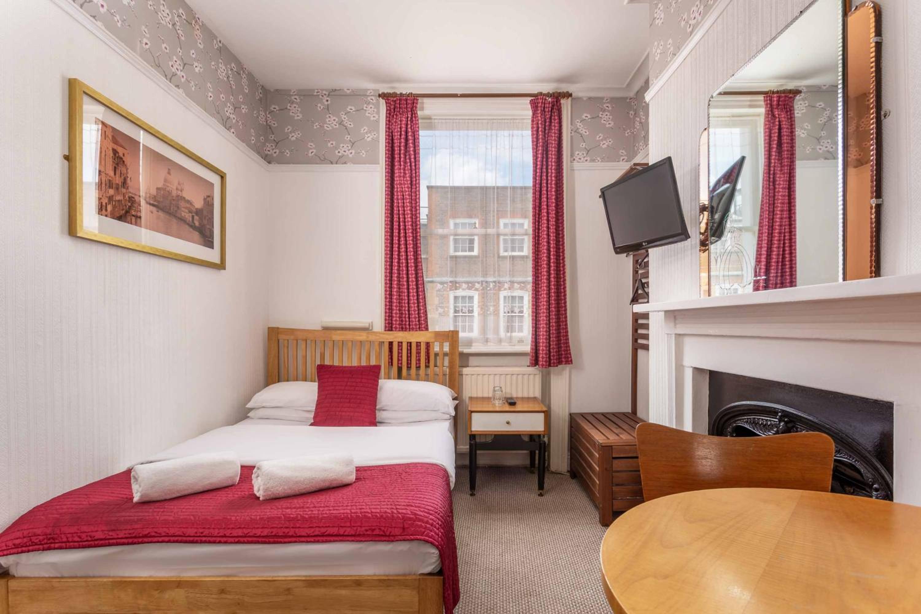 Double Room with Shared Bathroom photo 2