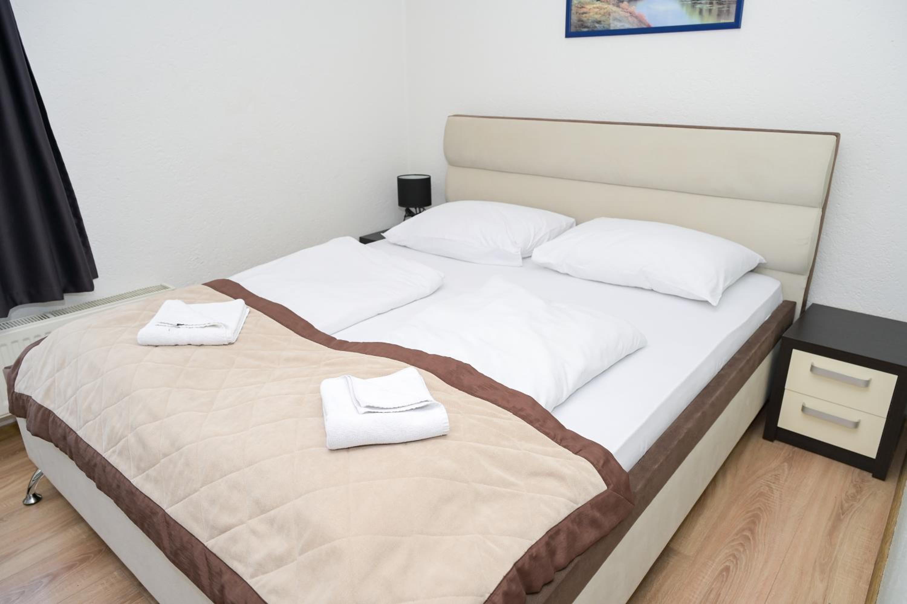 Deluxe Double or Twin Room with Lake View - Photo 1