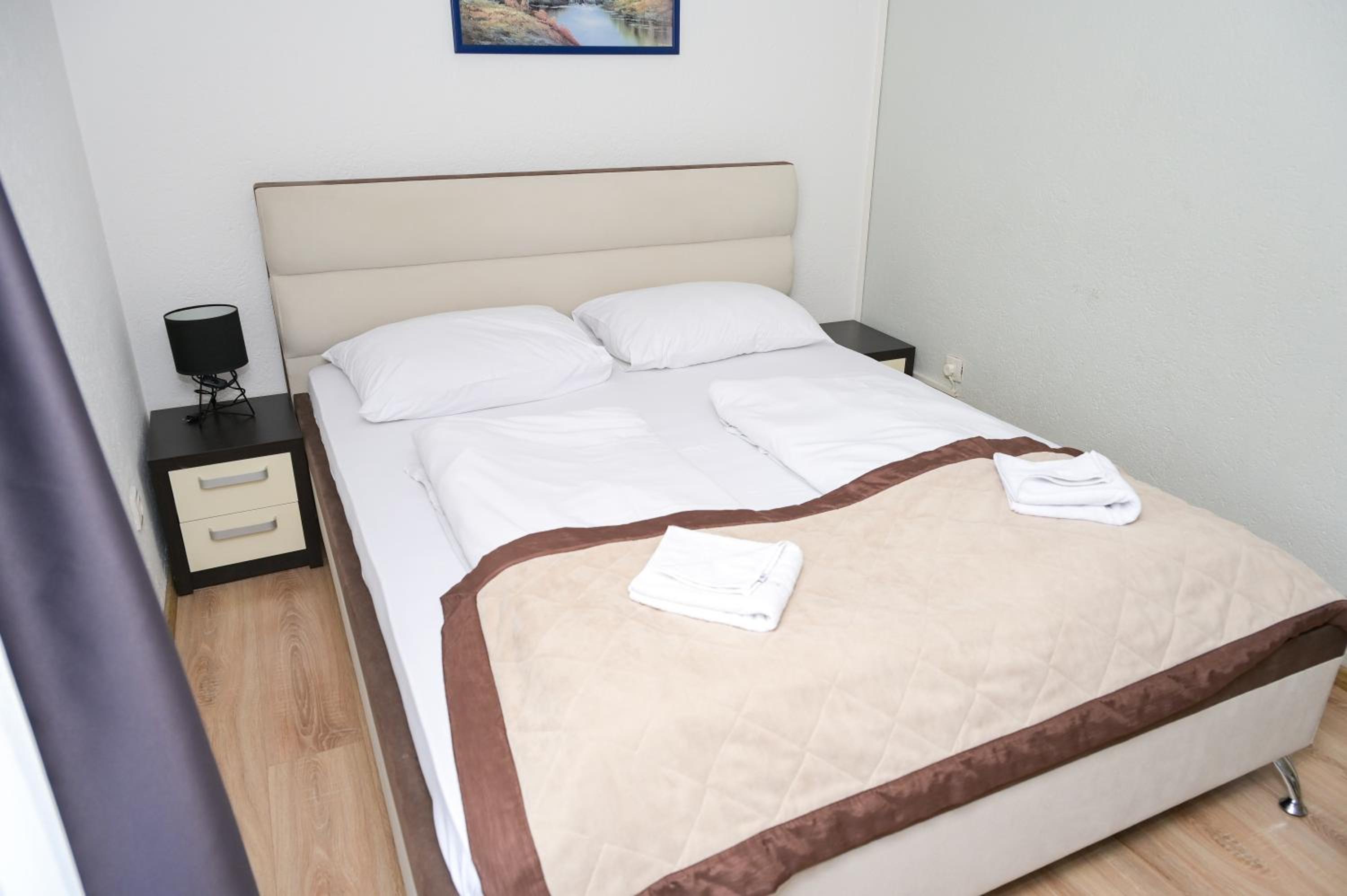 Deluxe Double or Twin Room with Lake View - Photo 11