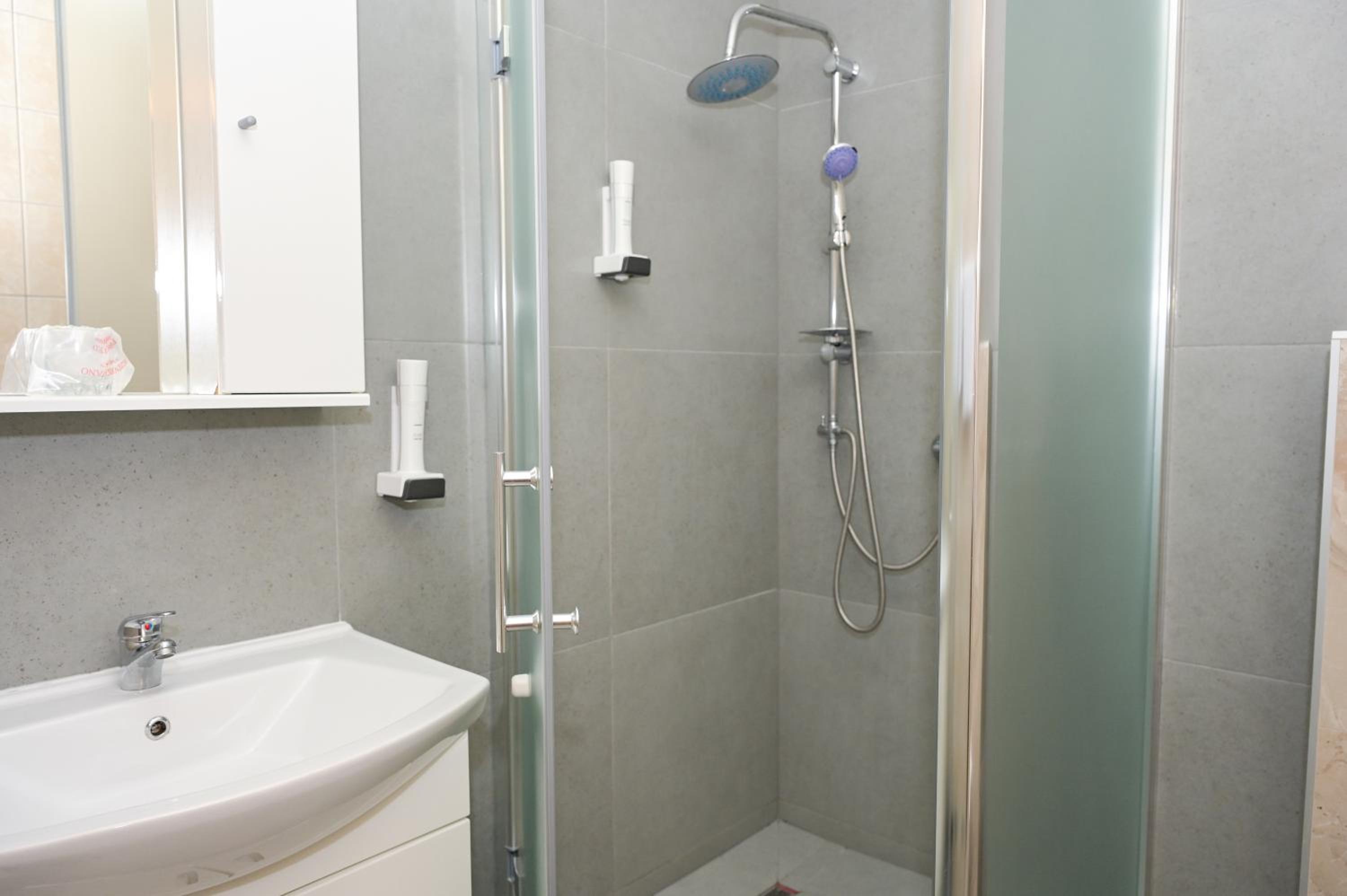 Deluxe Double or Twin Room with Lake View - Photo 5