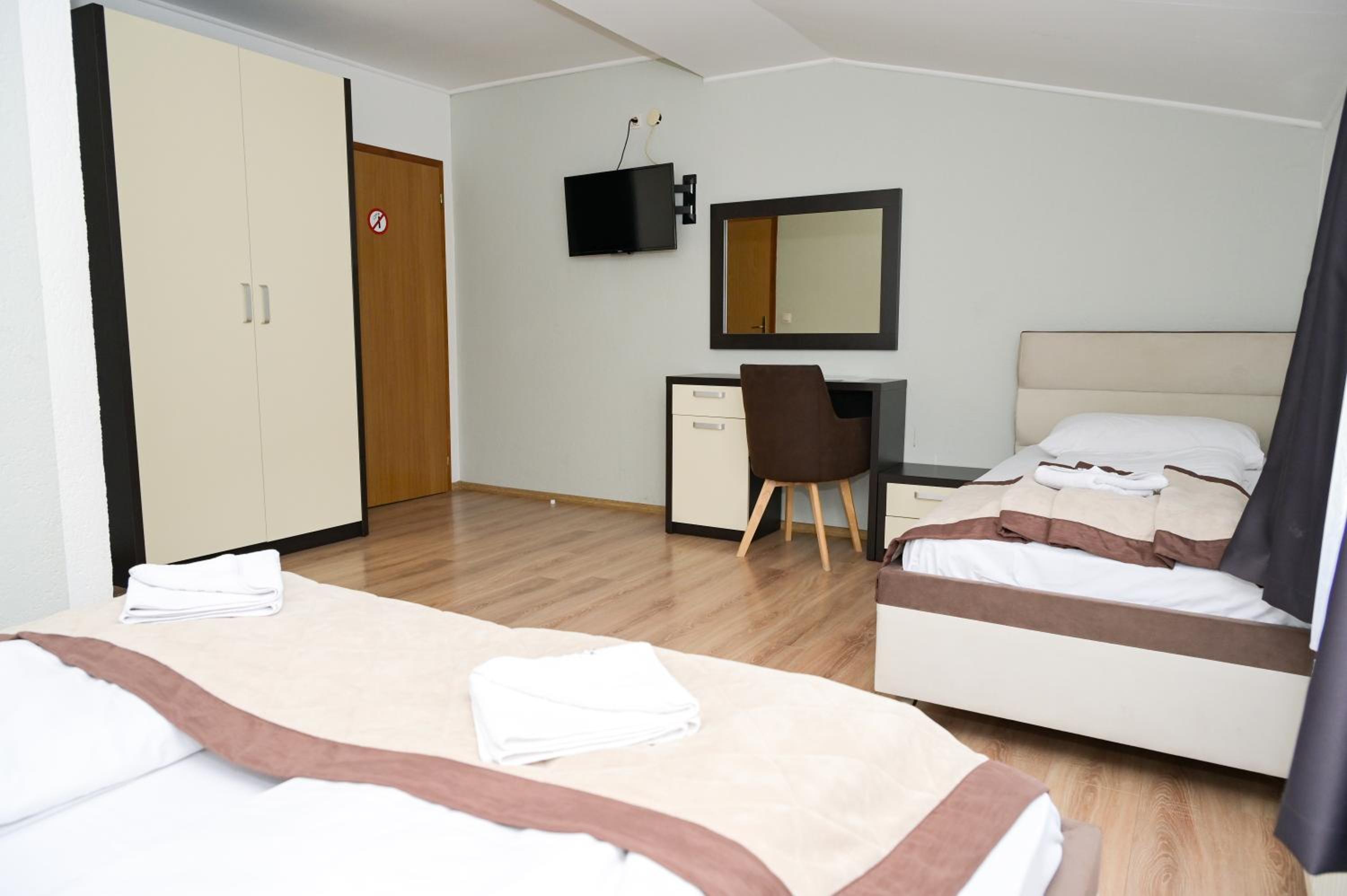 Deluxe Double or Twin Room with Lake View - Photo 10