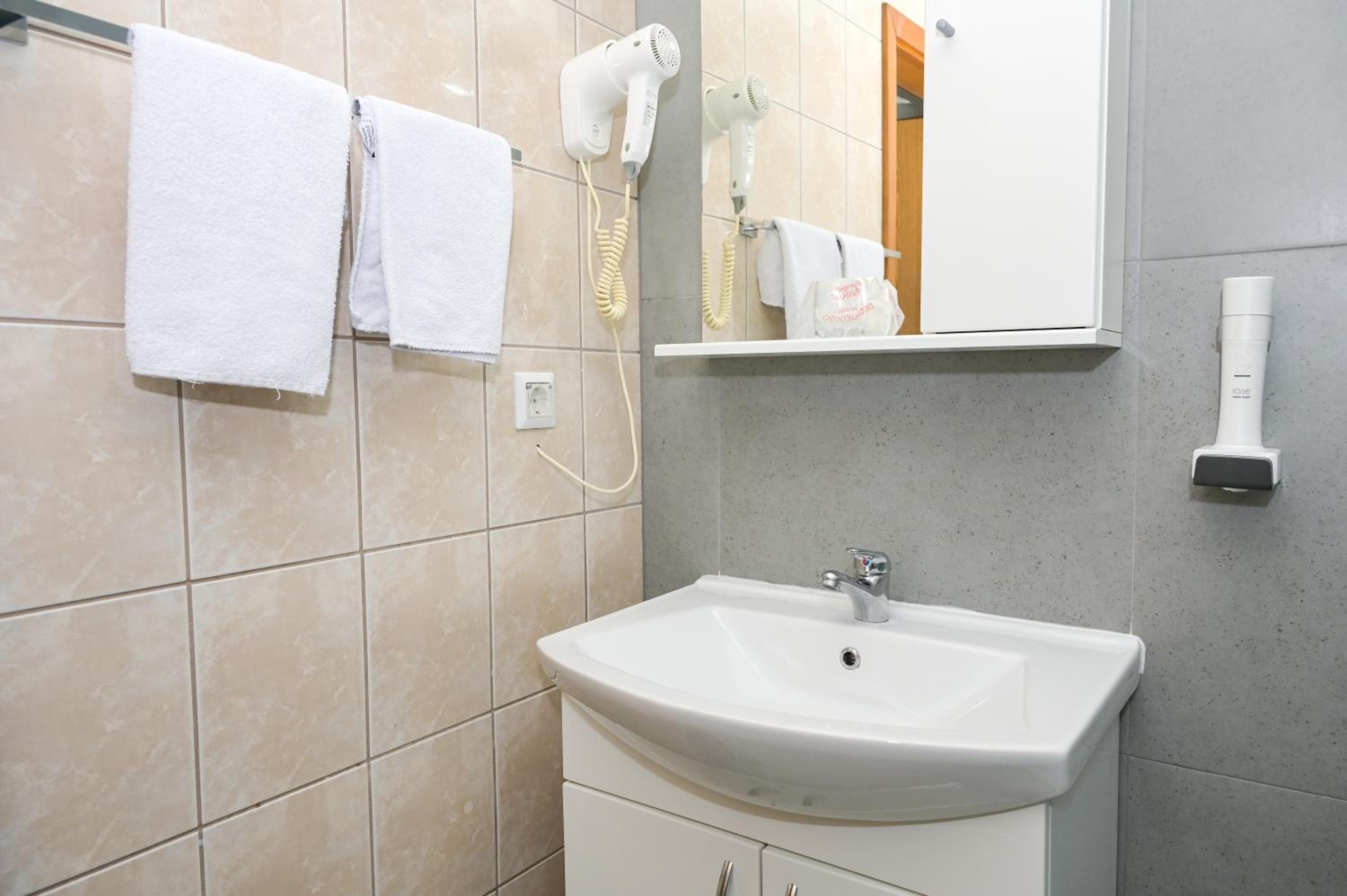Deluxe Double or Twin Room with Lake View - Photo 7