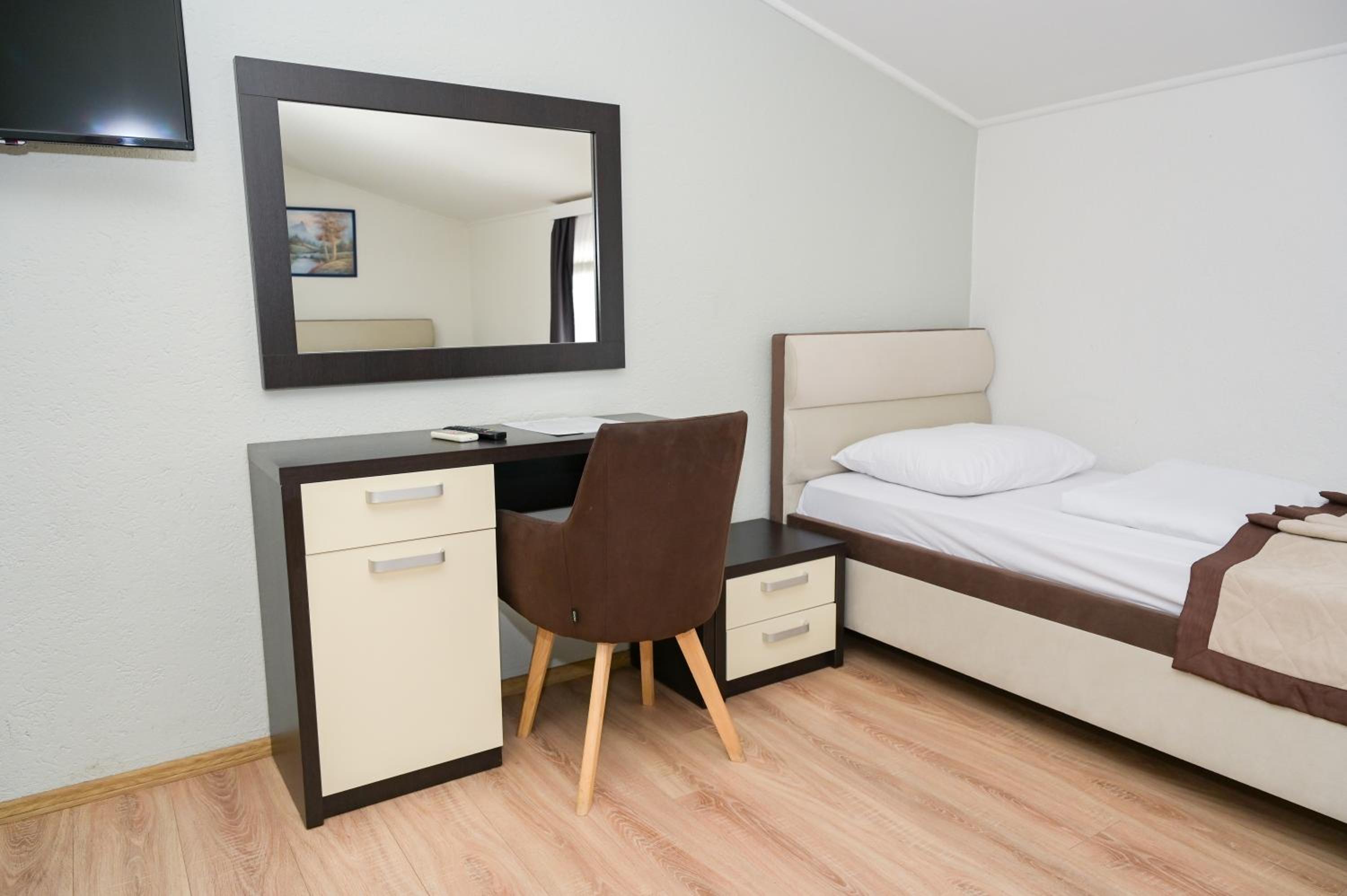 Deluxe Double or Twin Room with Lake View - Photo 9