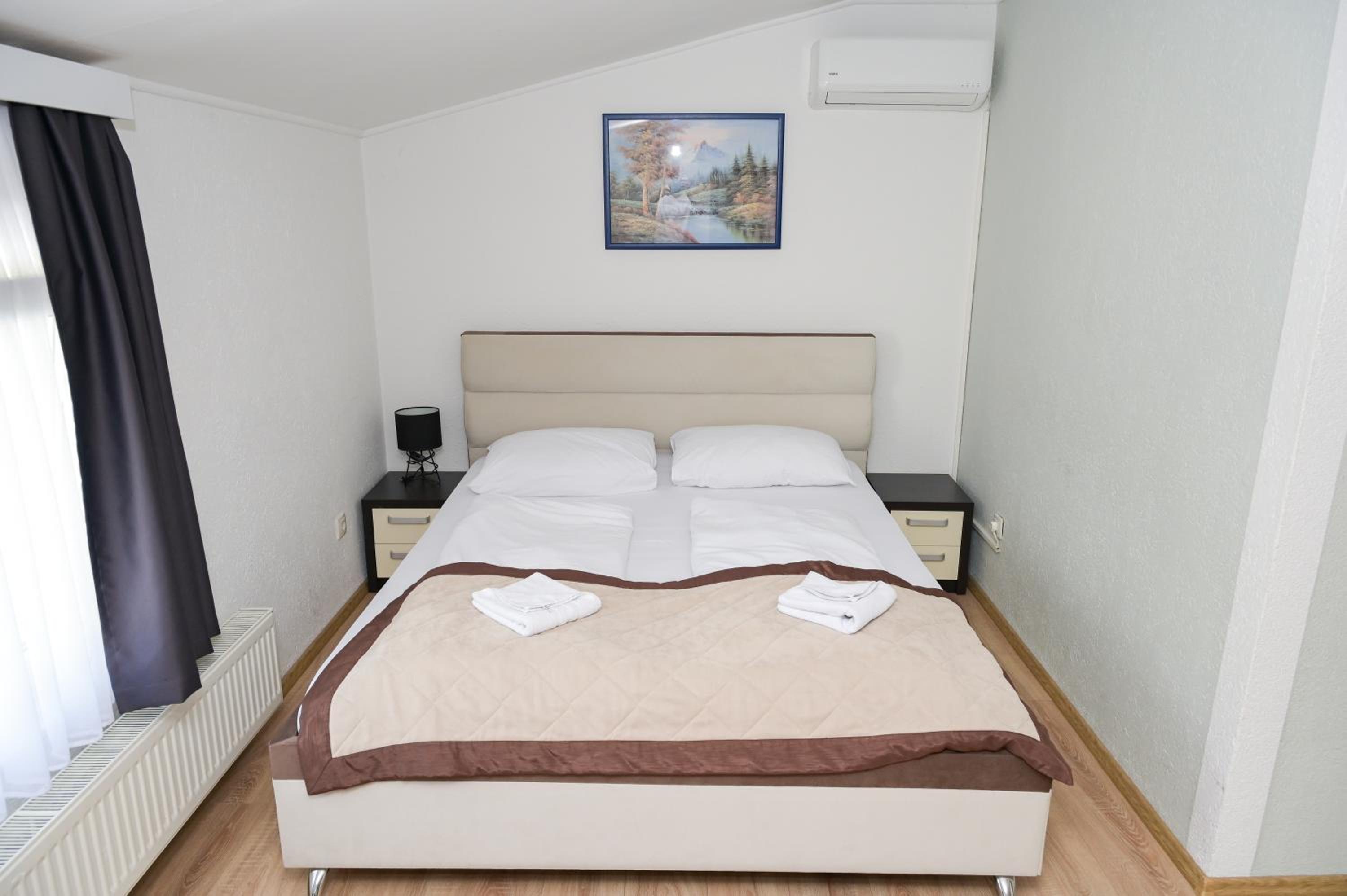 Deluxe Double or Twin Room with Lake View - Photo 4