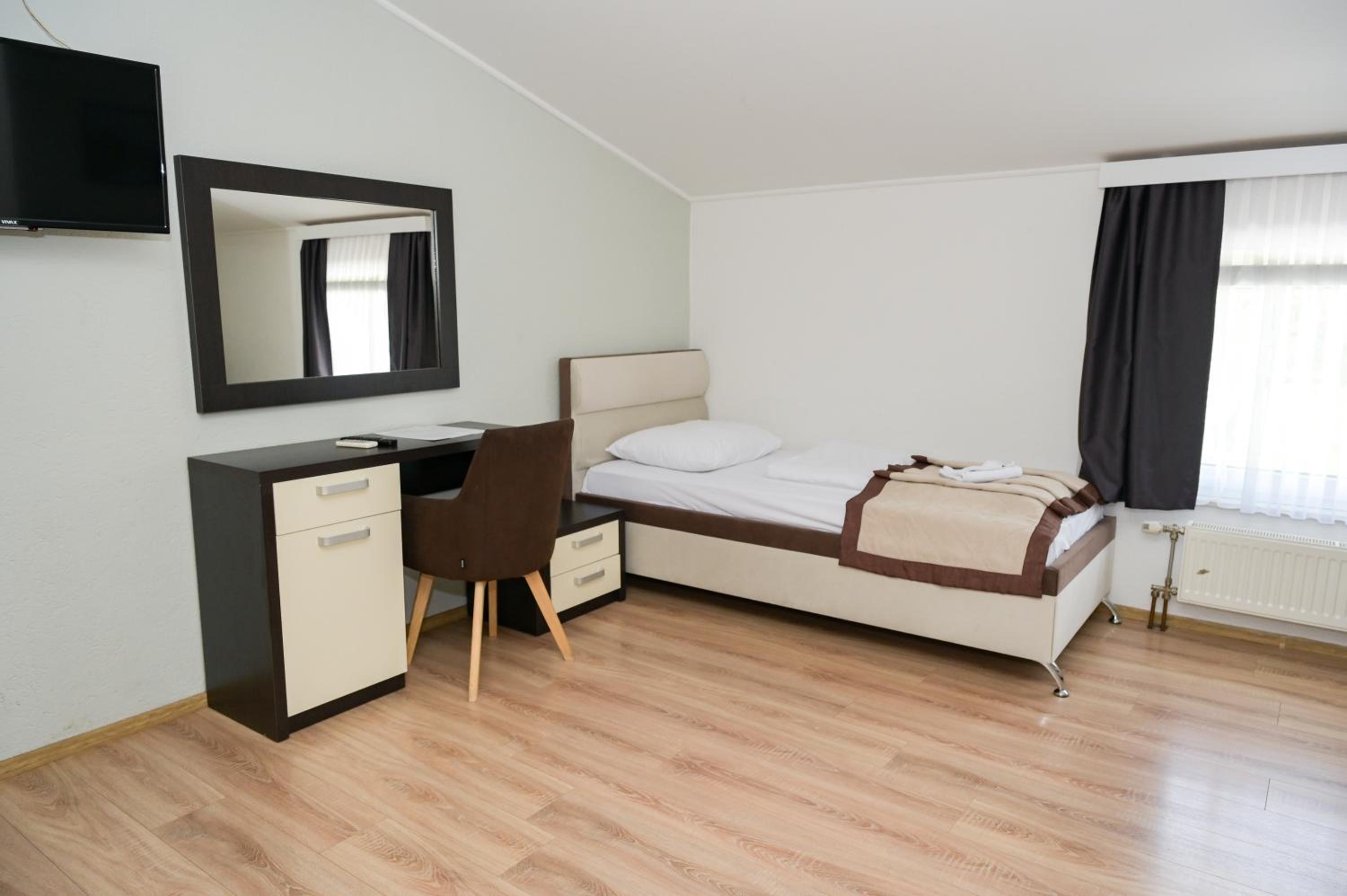 Deluxe Double or Twin Room with Lake View - Photo 6