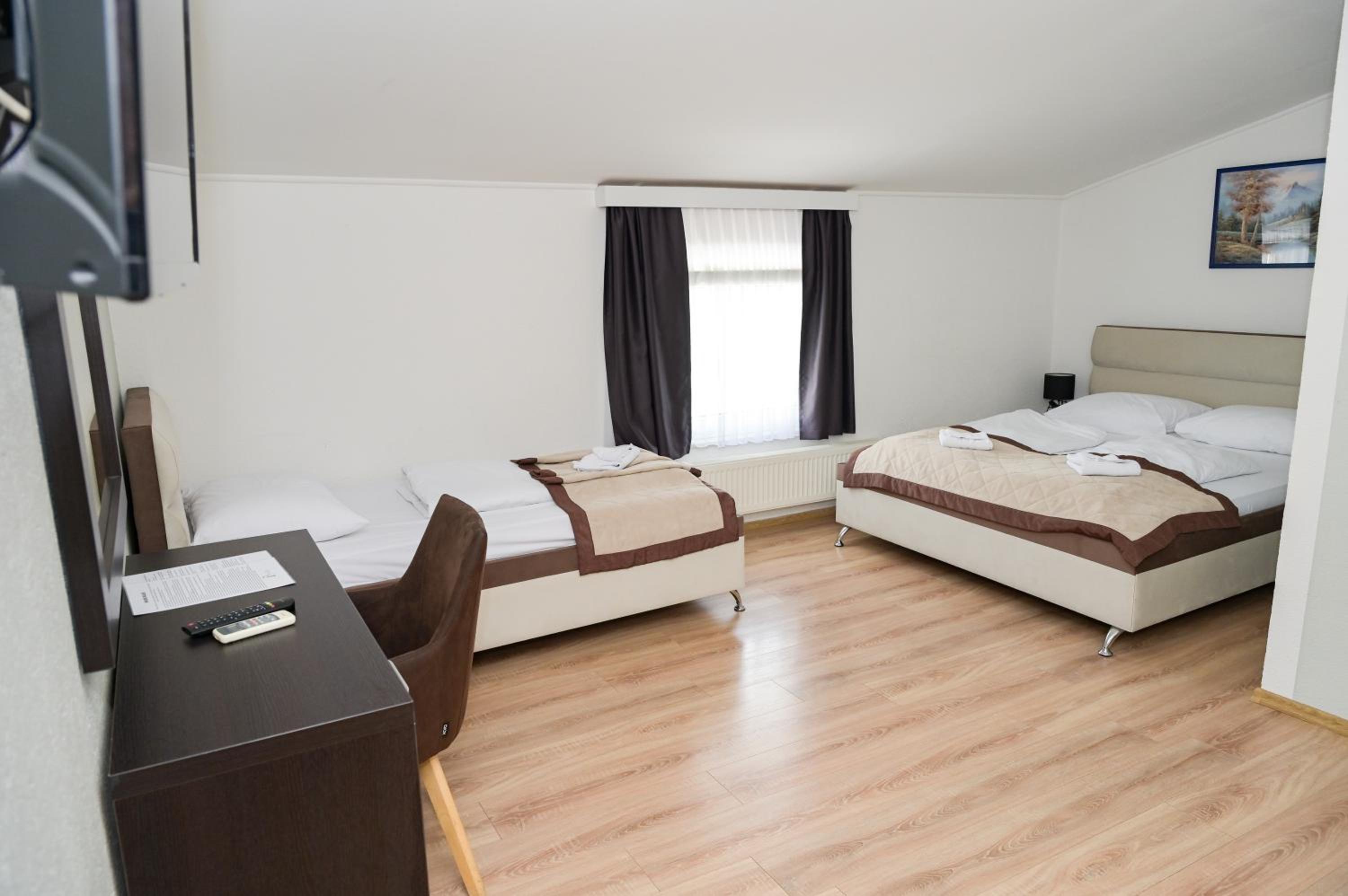 Deluxe Double or Twin Room with Lake View - Photo 13