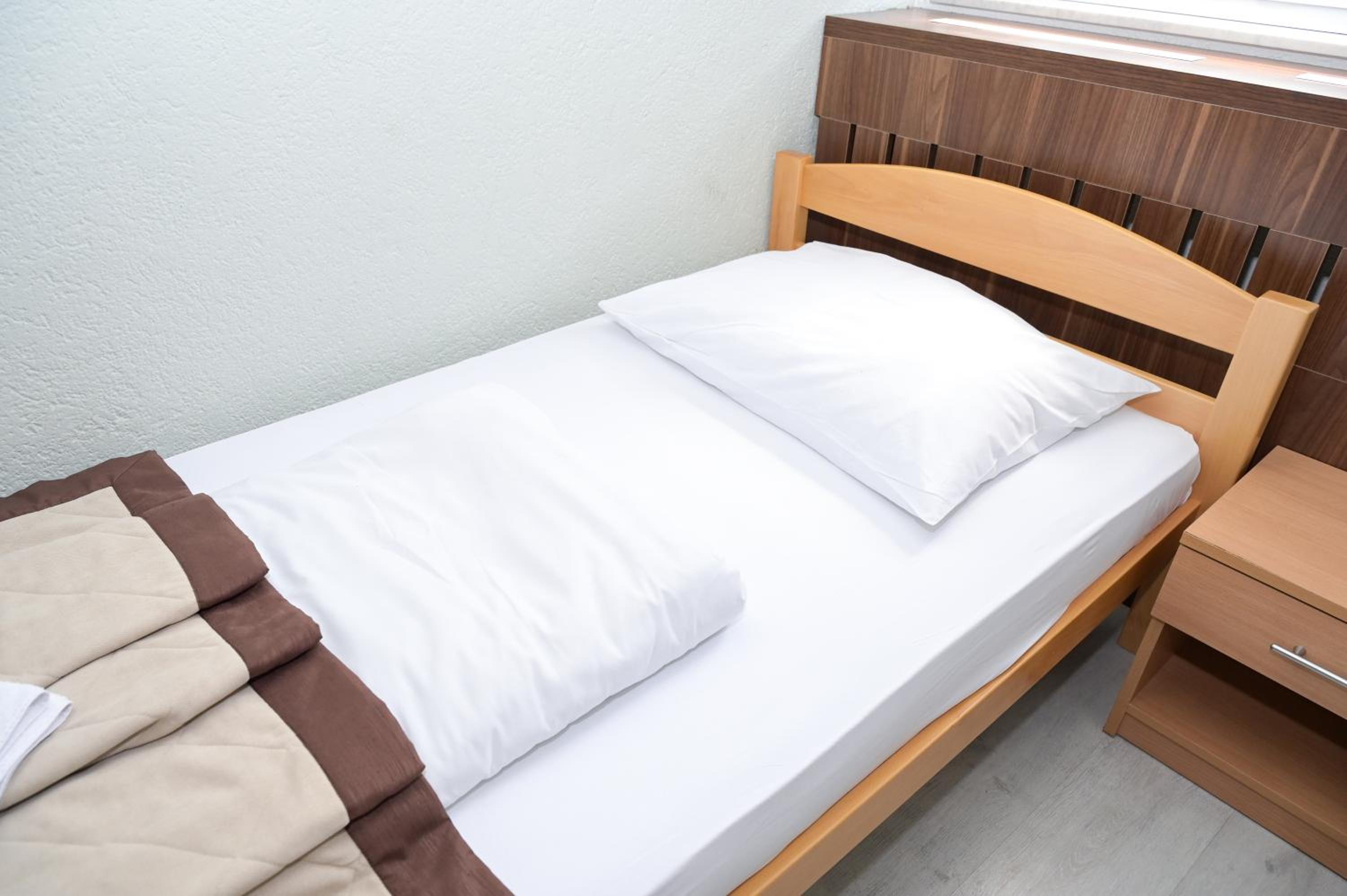 Small Twin Room - Photo 1