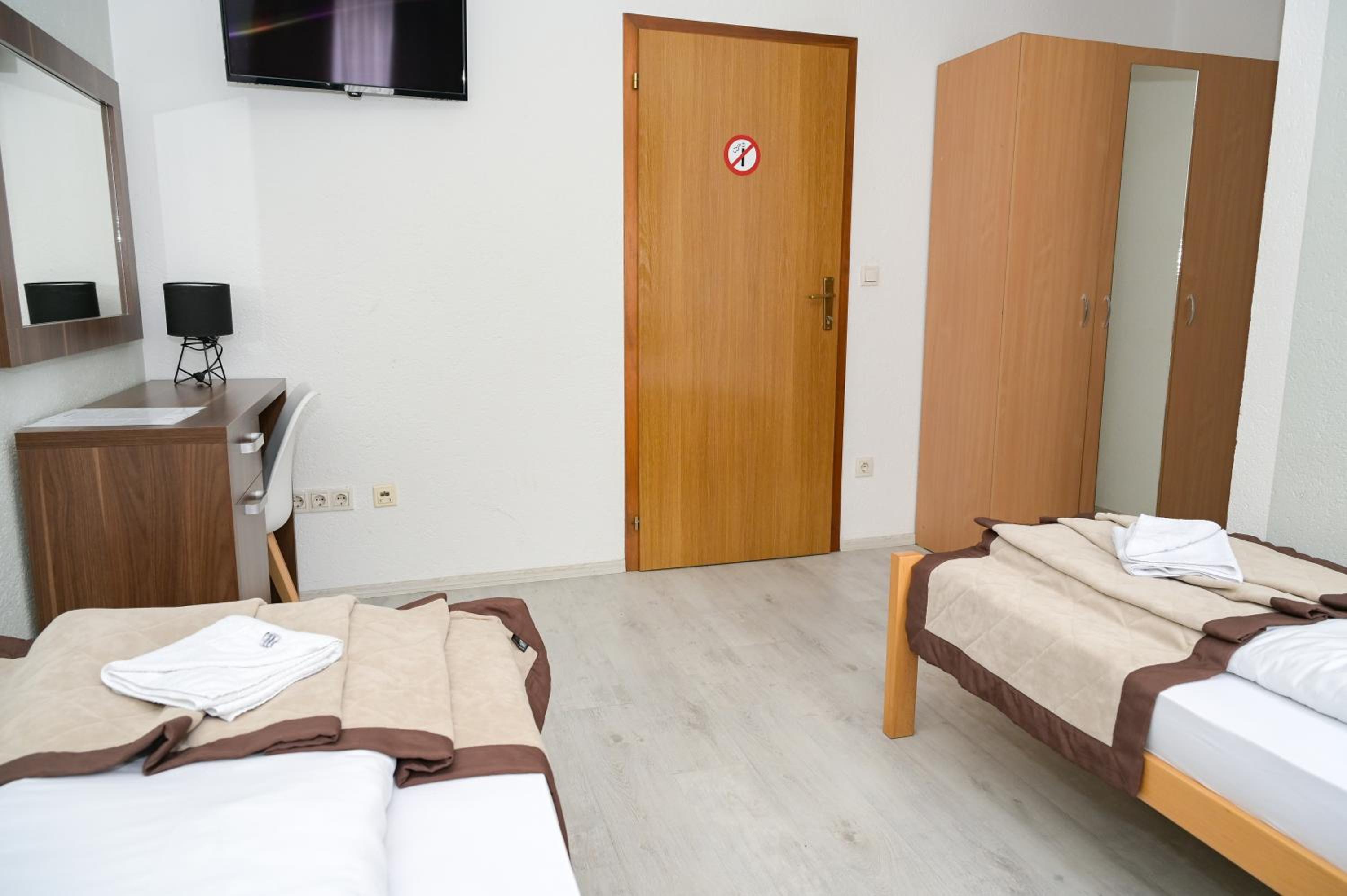 Small Twin Room - Photo 13