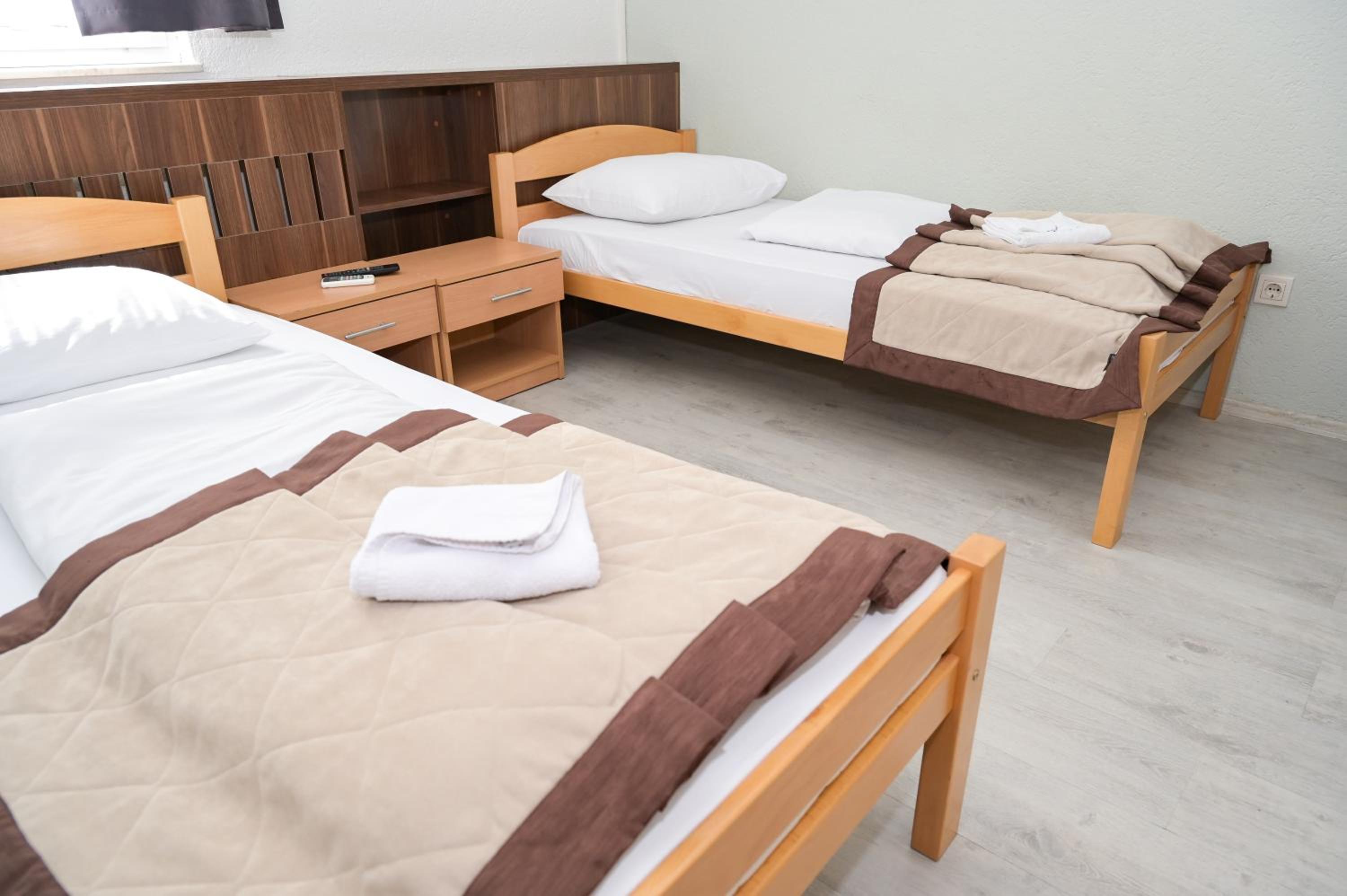 Small Twin Room - Photo 11