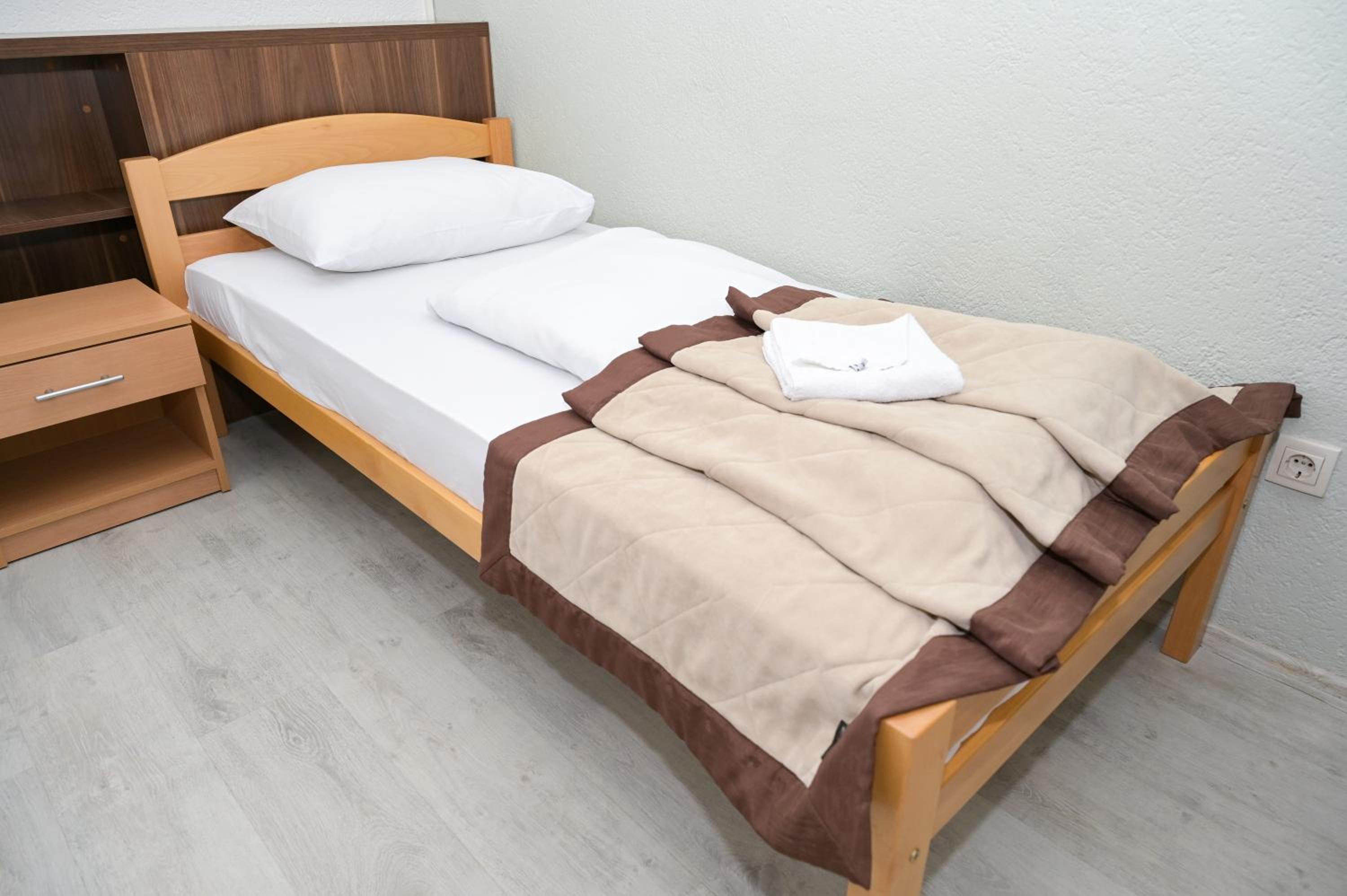 Small Twin Room - Photo 10