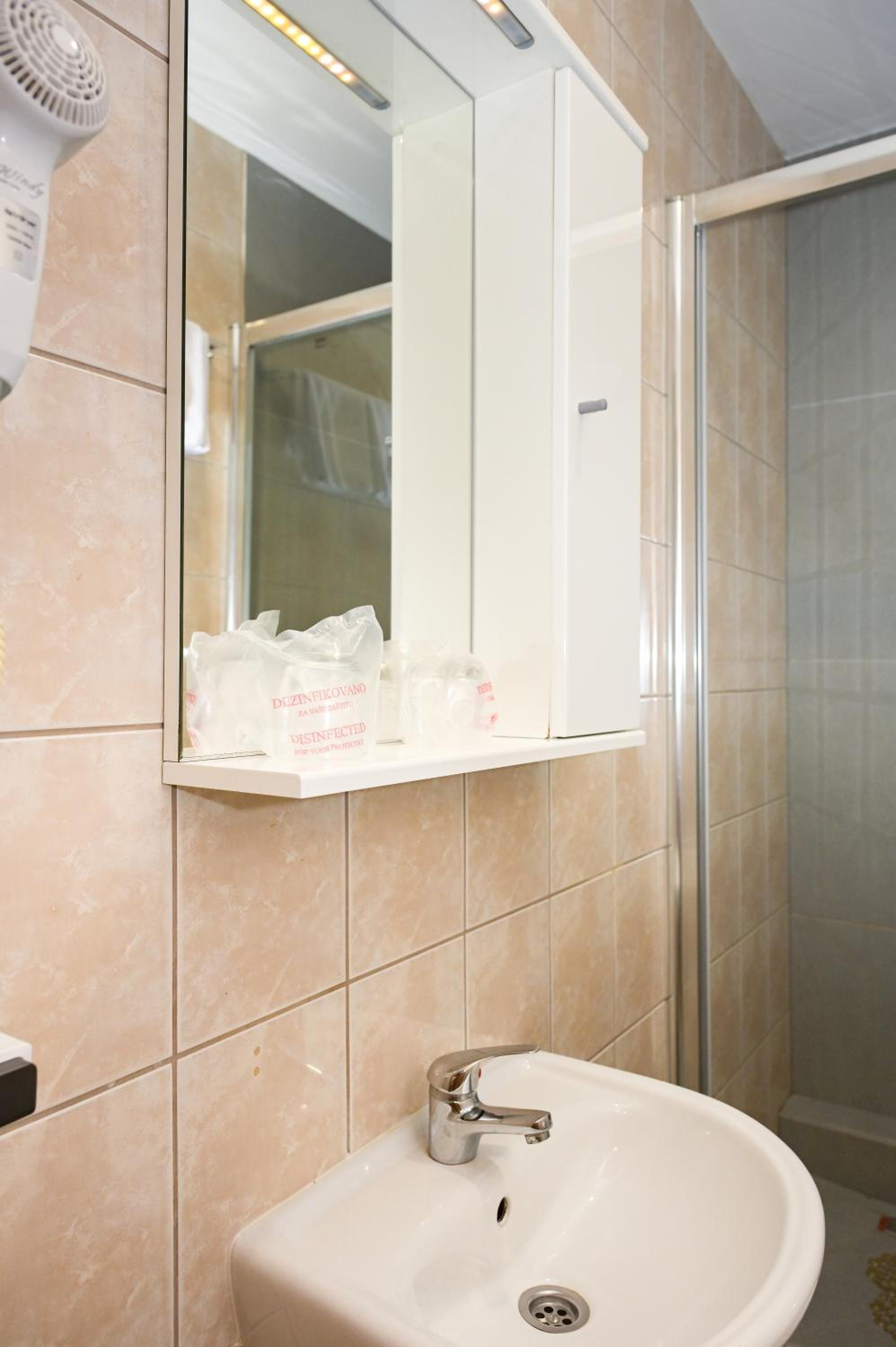 Small Twin Room - Photo 7