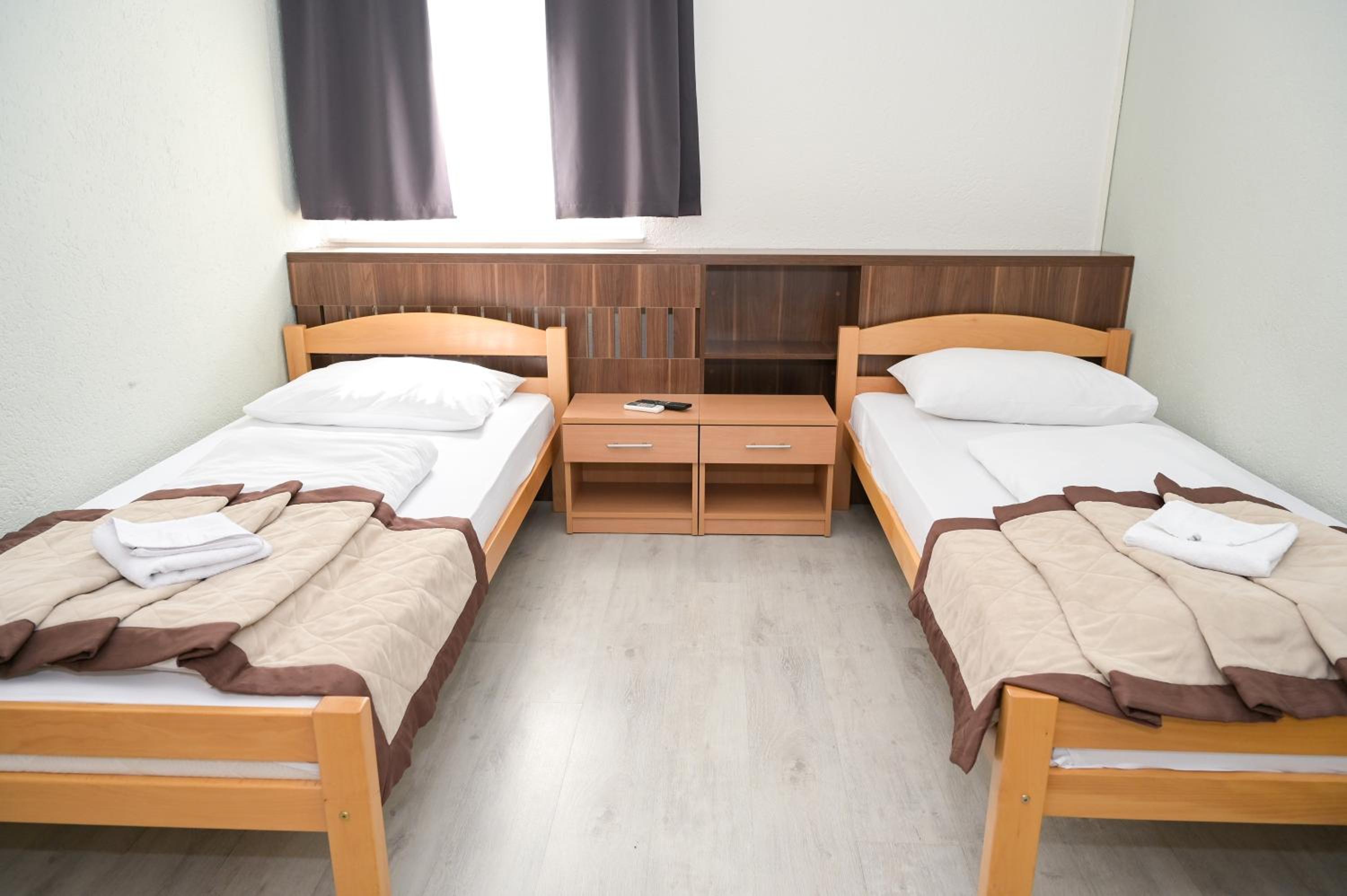 Small Twin Room - Photo 6