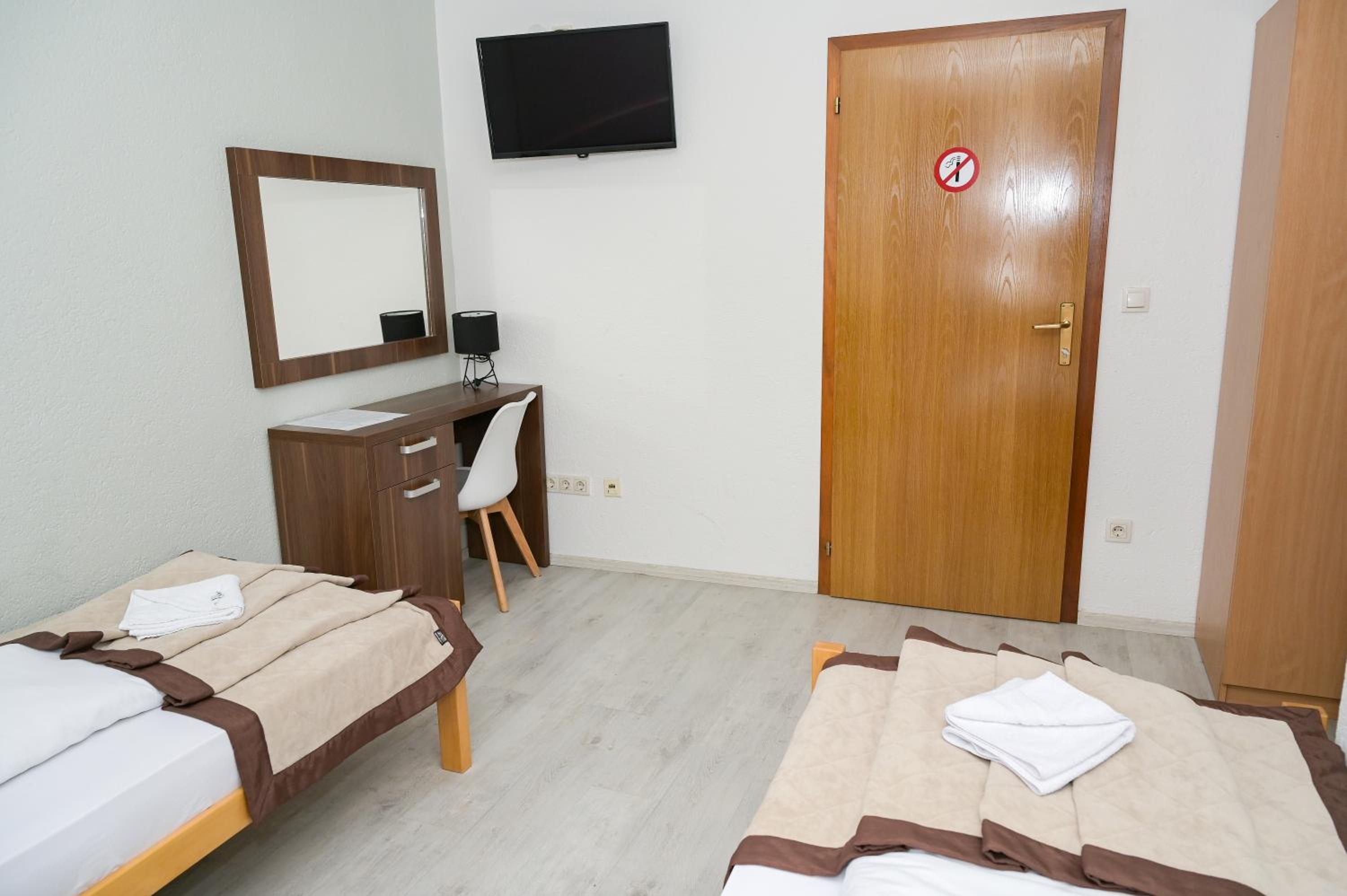 Small Twin Room - Photo 8