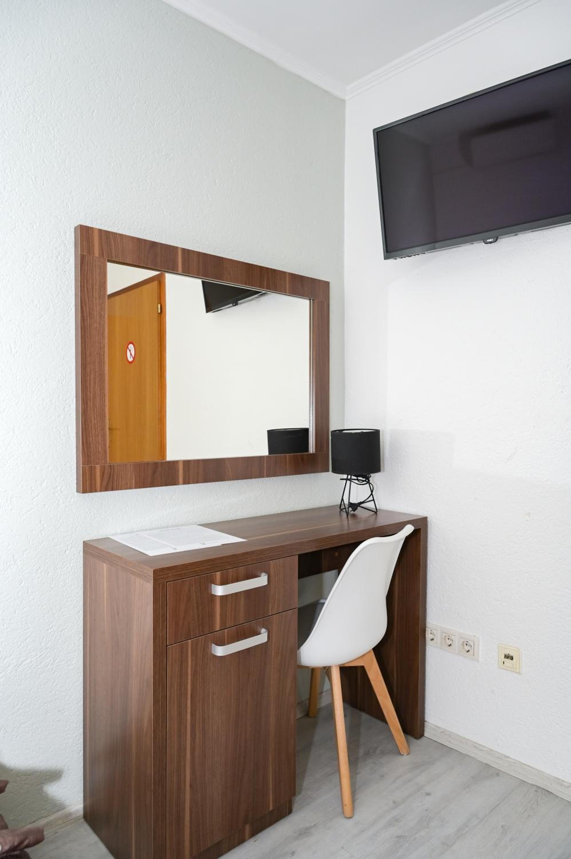 Small Twin Room - Photo 5