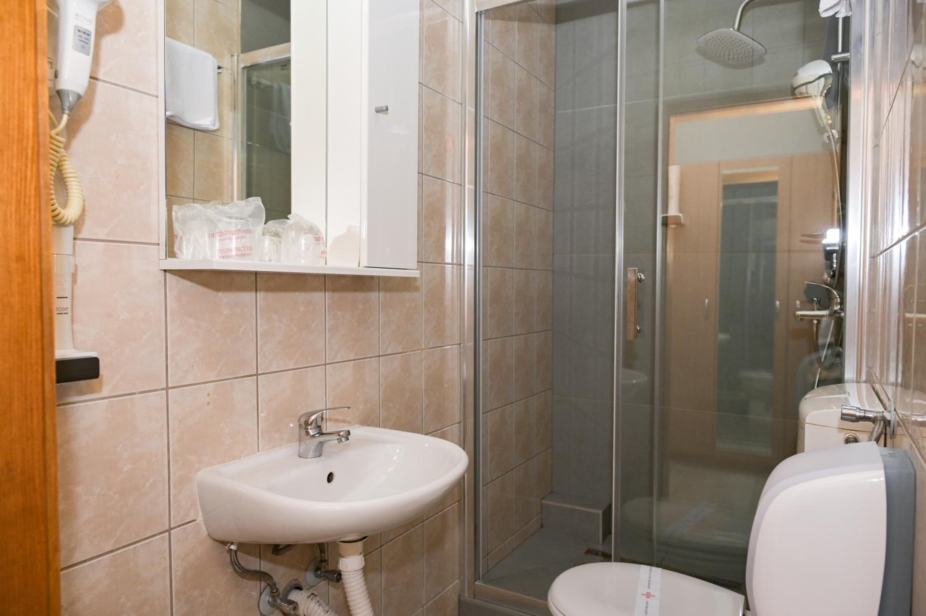 Small Twin Room - Photo 4