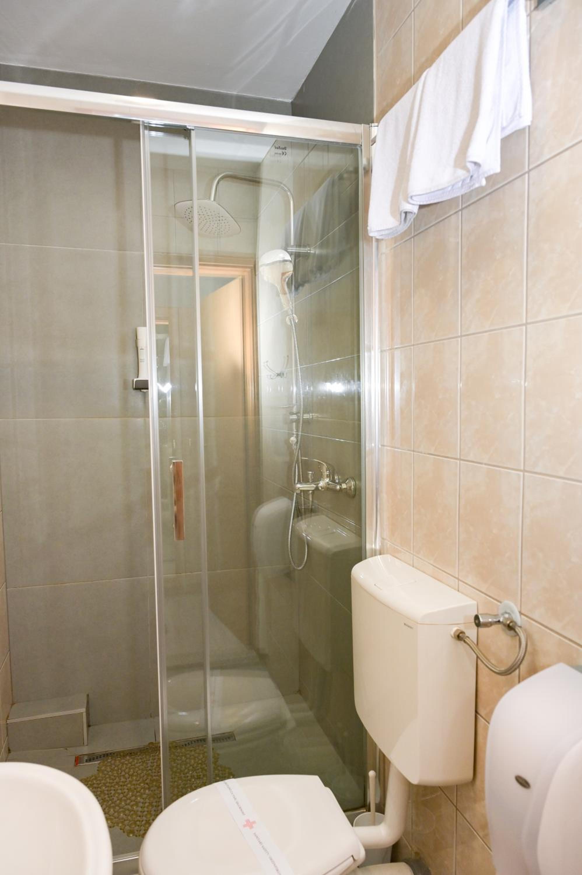 Small Twin Room - Photo 9