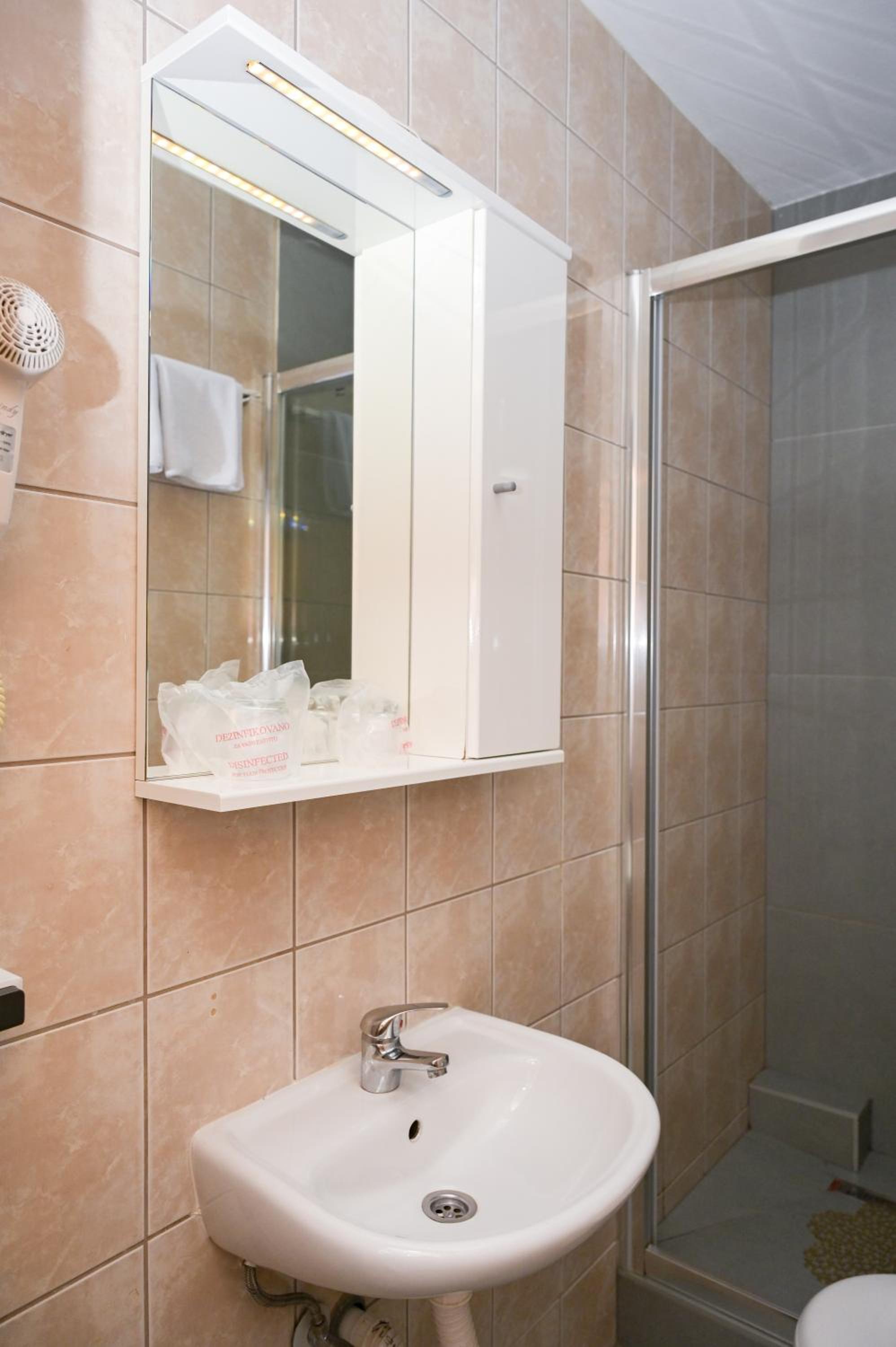 Small Twin Room - Photo 15