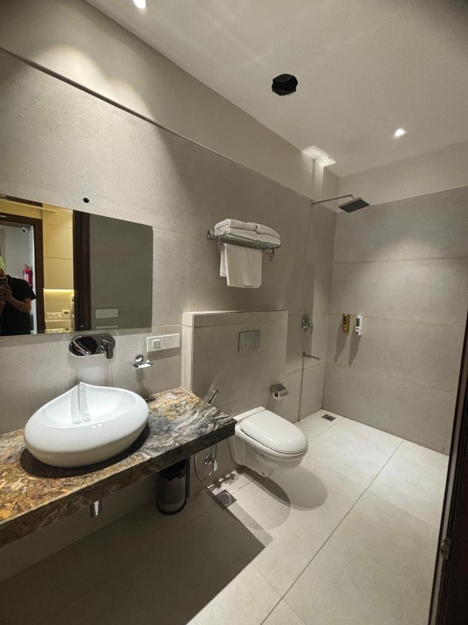 Deluxe Room - Photo 6